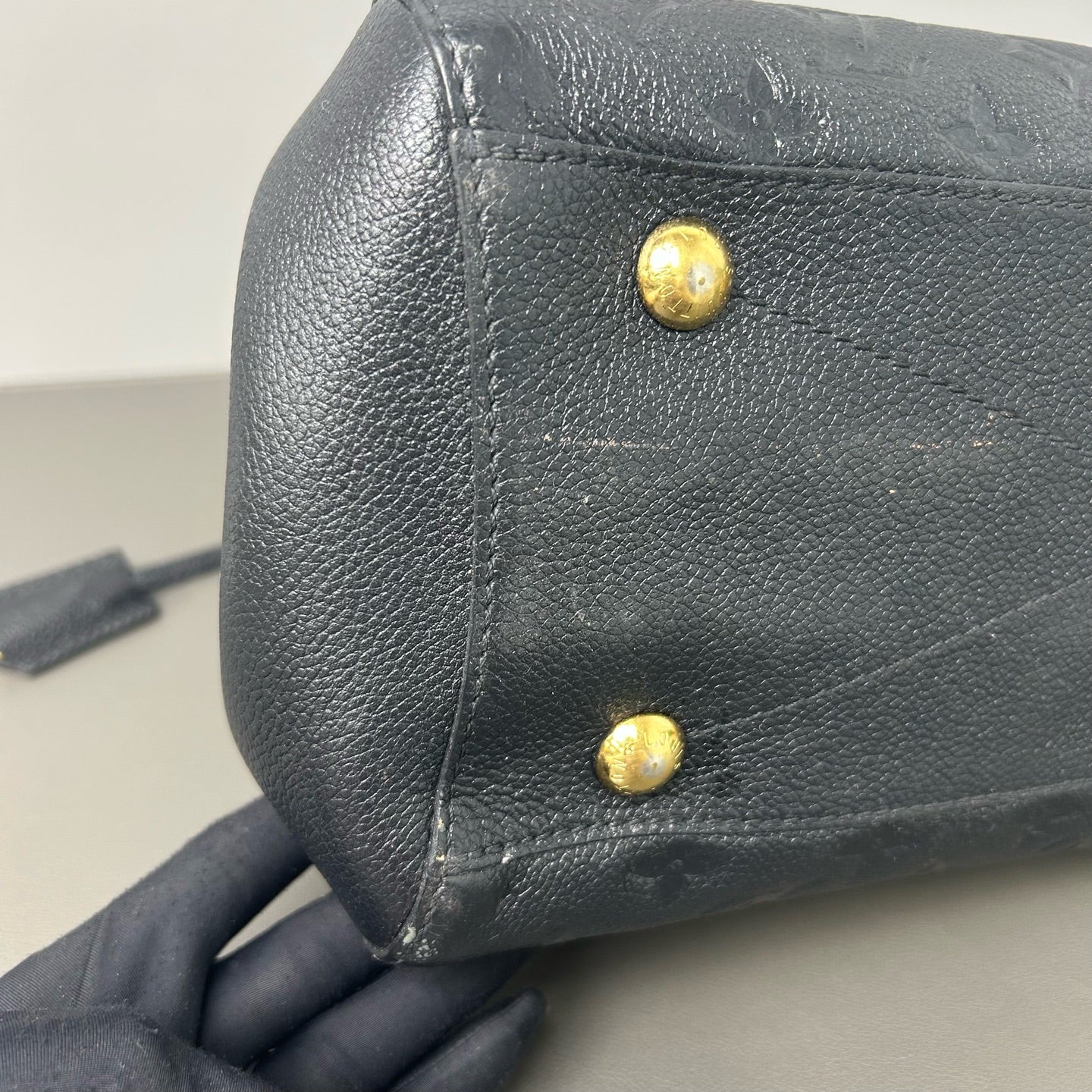 Louis Vuitton - Montaigne - Leather - Black - (medium)