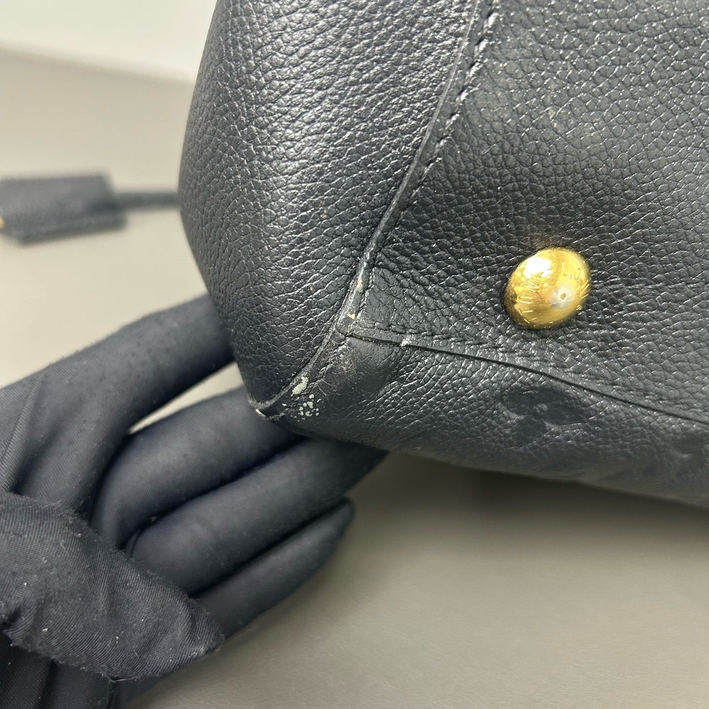 Louis Vuitton - Montaigne - Leather - Black - (medium)