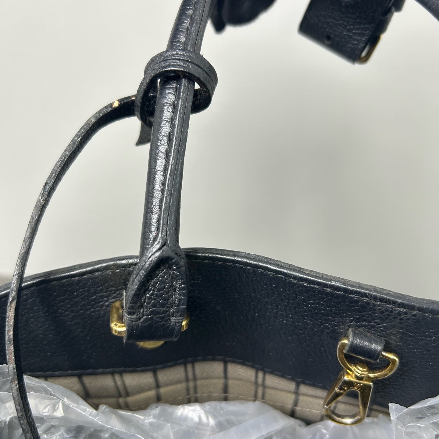 Louis Vuitton - Montaigne - Leather - Black - (medium)