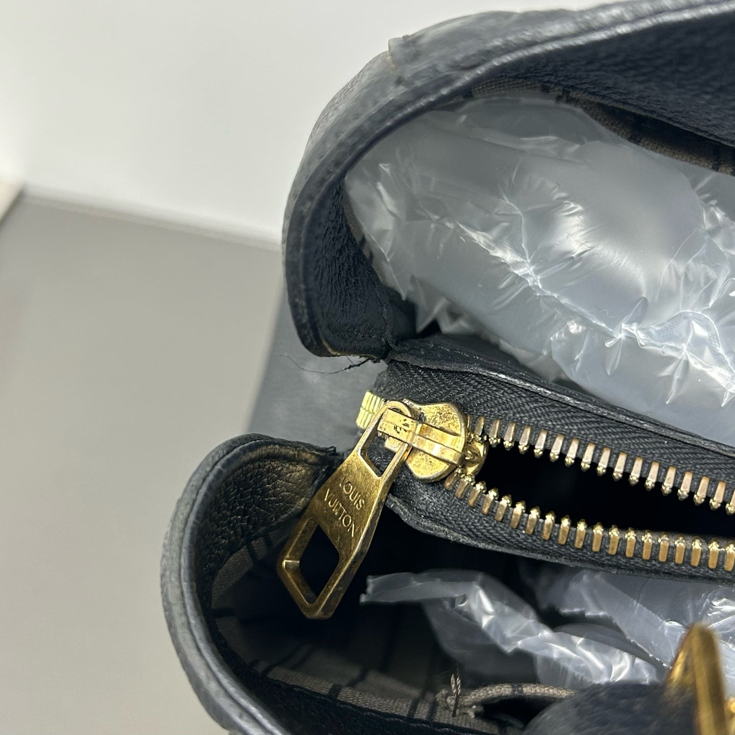 Louis Vuitton - Montaigne - Leather - Black - (medium)