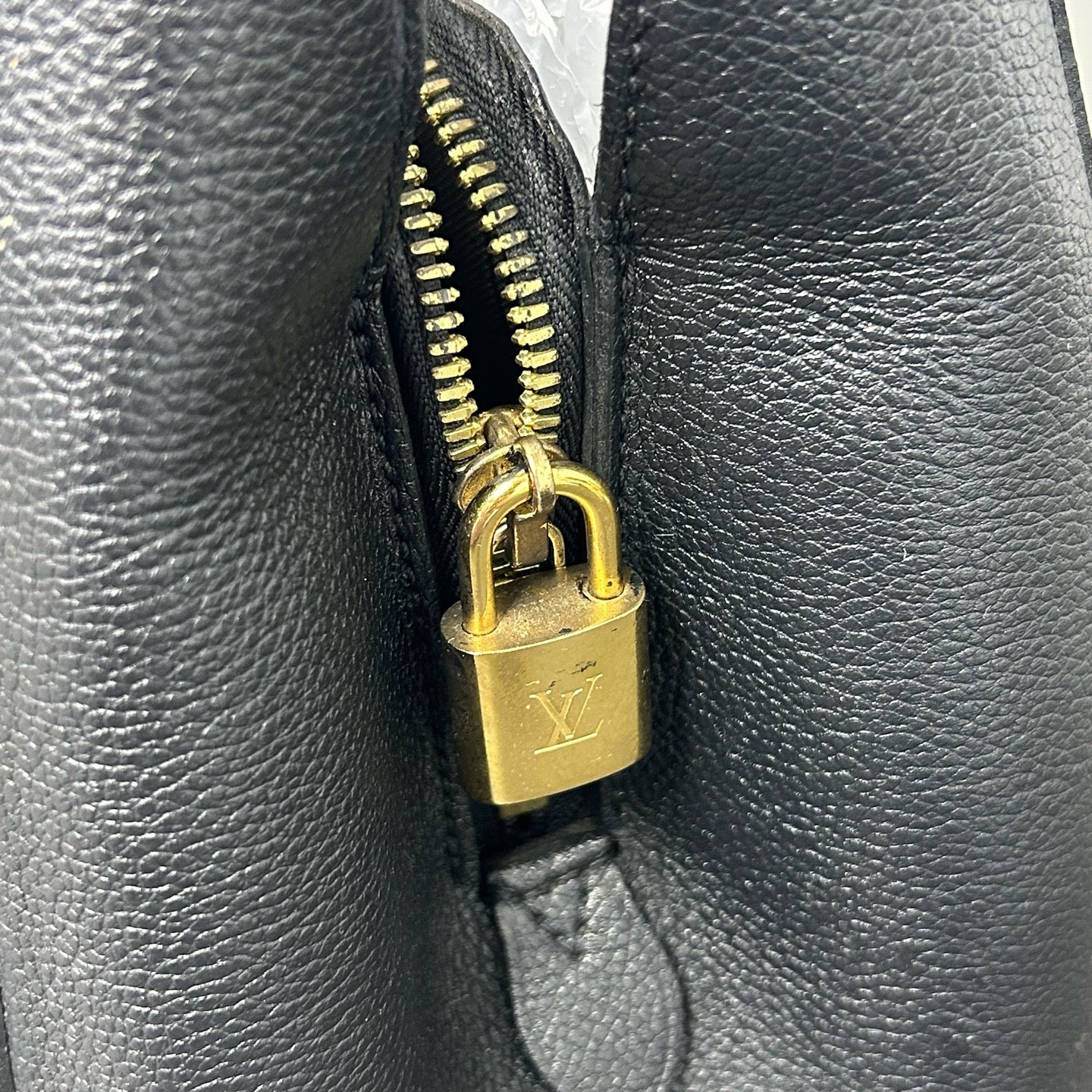 Louis Vuitton - Montaigne - Leather - Black - (medium)