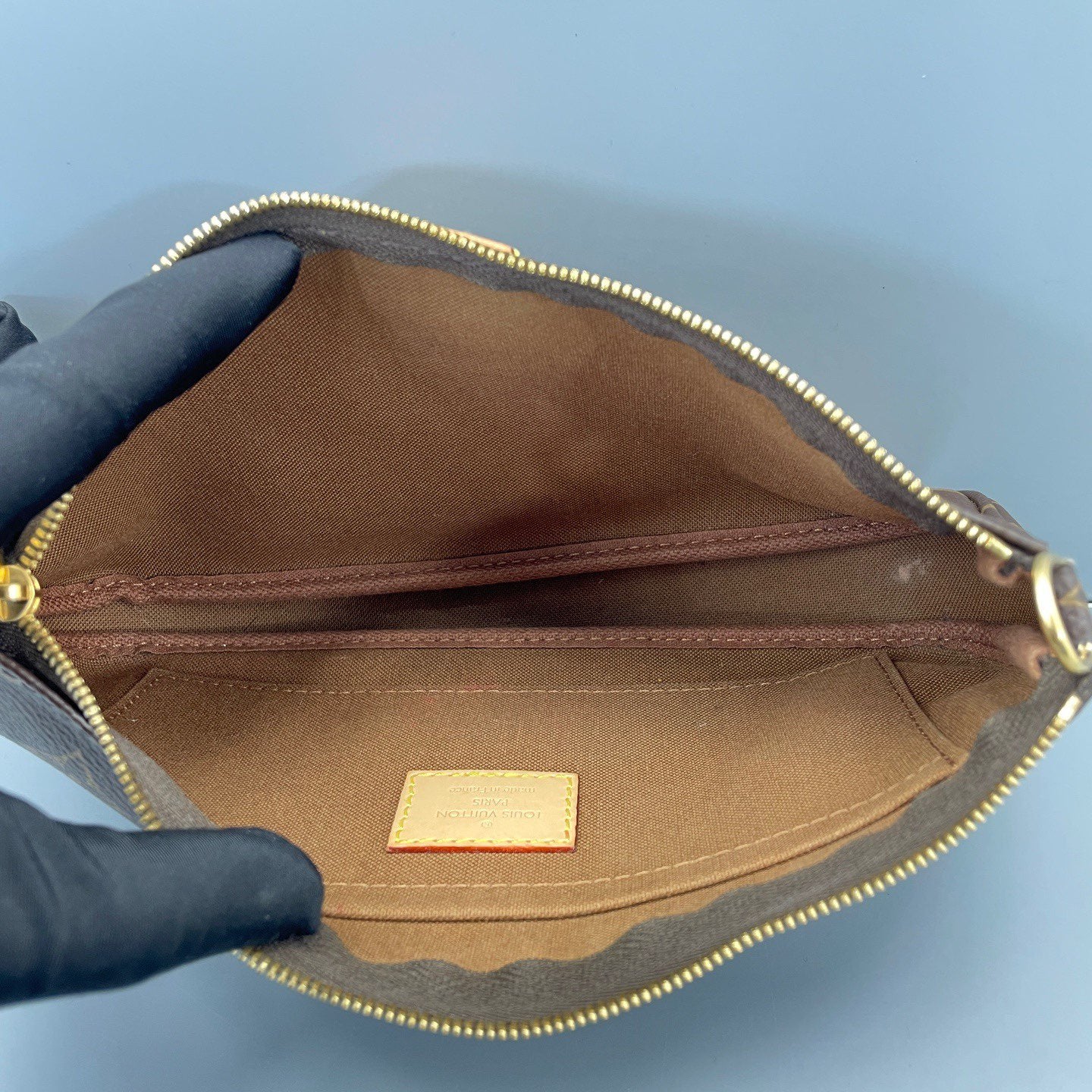 Louis Vuitton - Multi Pochette Accessoires - Coated canvas with natural cowhide leather trim - Brown with Green Strap and Gold-Tone Hardware - (small)