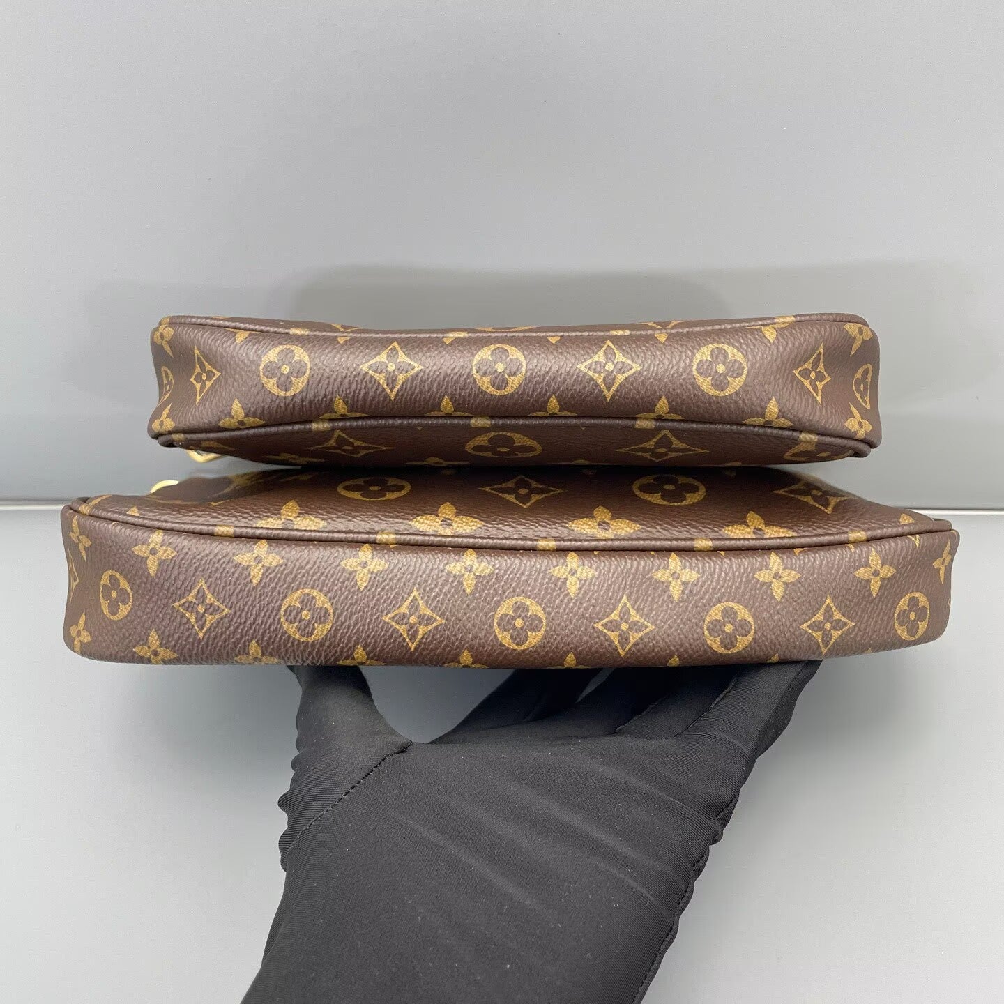 Louis Vuitton - Multi Pochette Accessoires - Coated canvas with natural cowhide leather trim - Brown with Green Strap and Gold-Tone Hardware - (small)