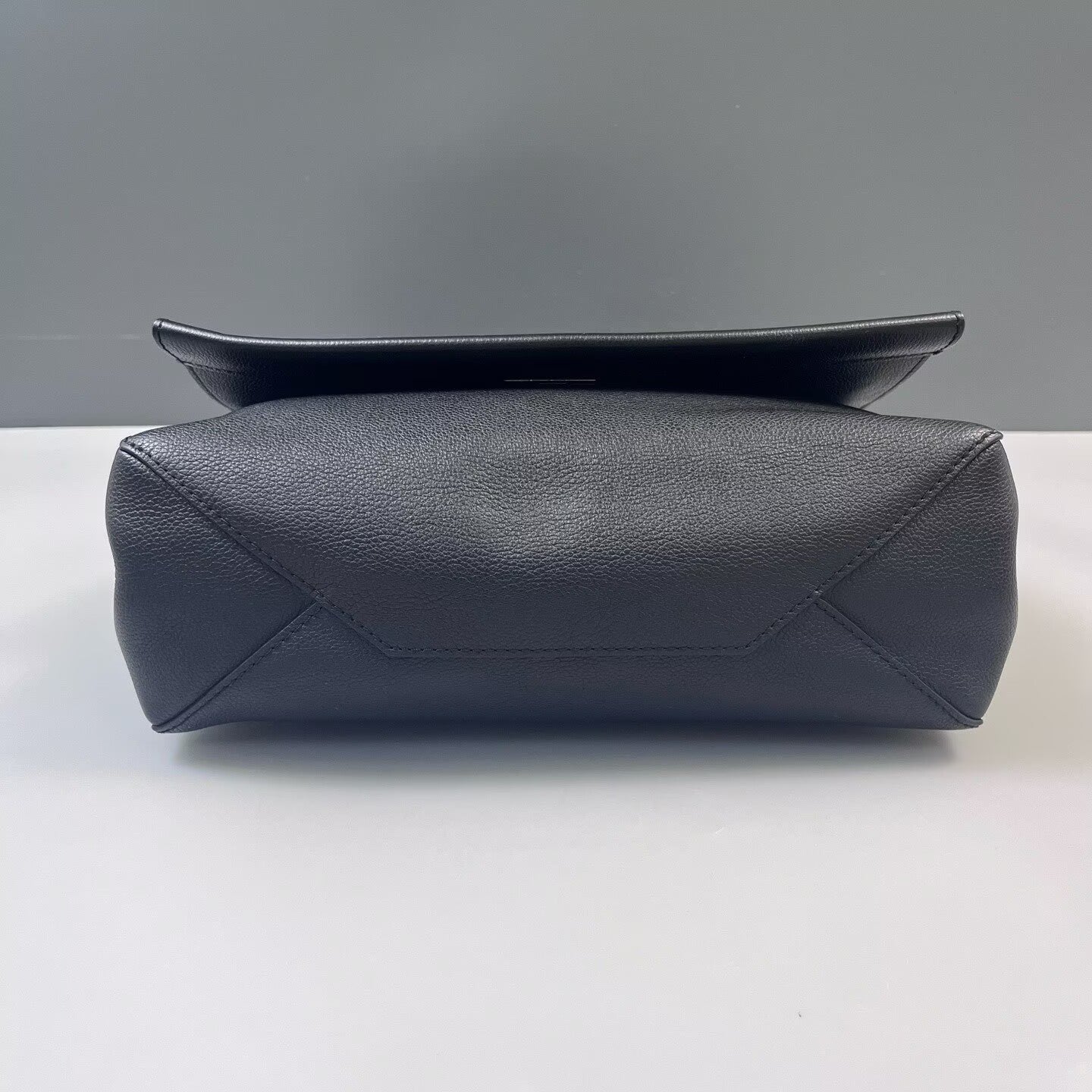 Louis Vuitton - Mylockme - Grained calfskin leather - Black - (medium)