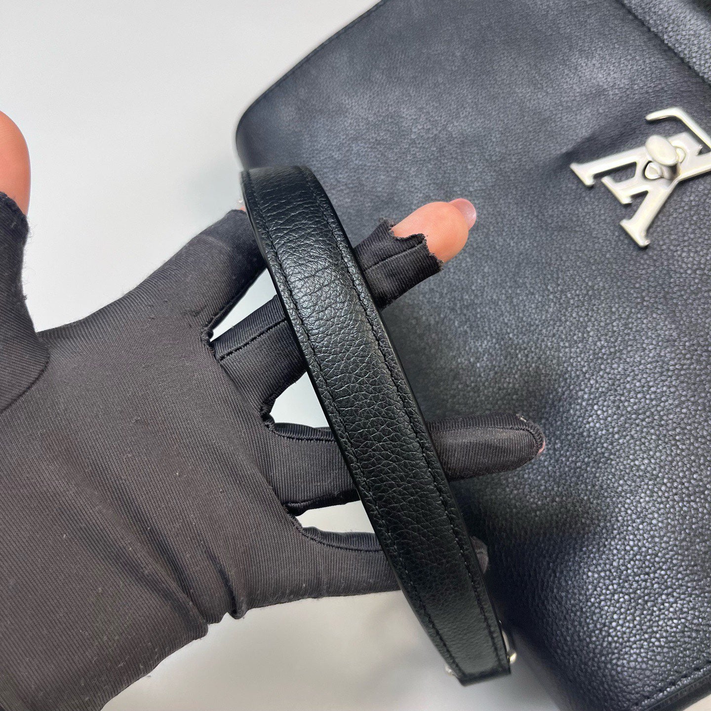 Louis Vuitton - Mylockme - Grained calfskin leather - Black - (medium)