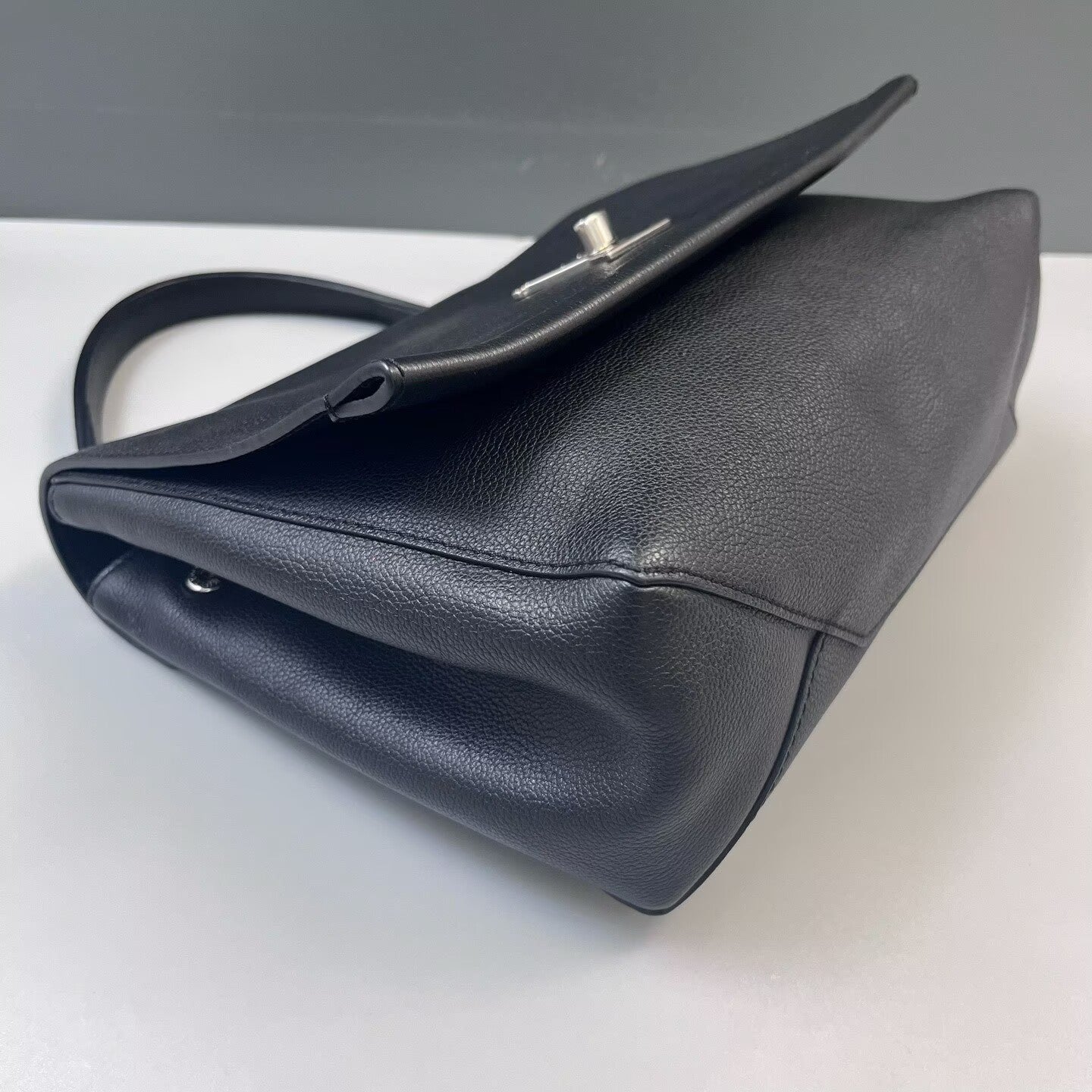 Louis Vuitton - Mylockme - Grained calfskin leather - Black - (medium)
