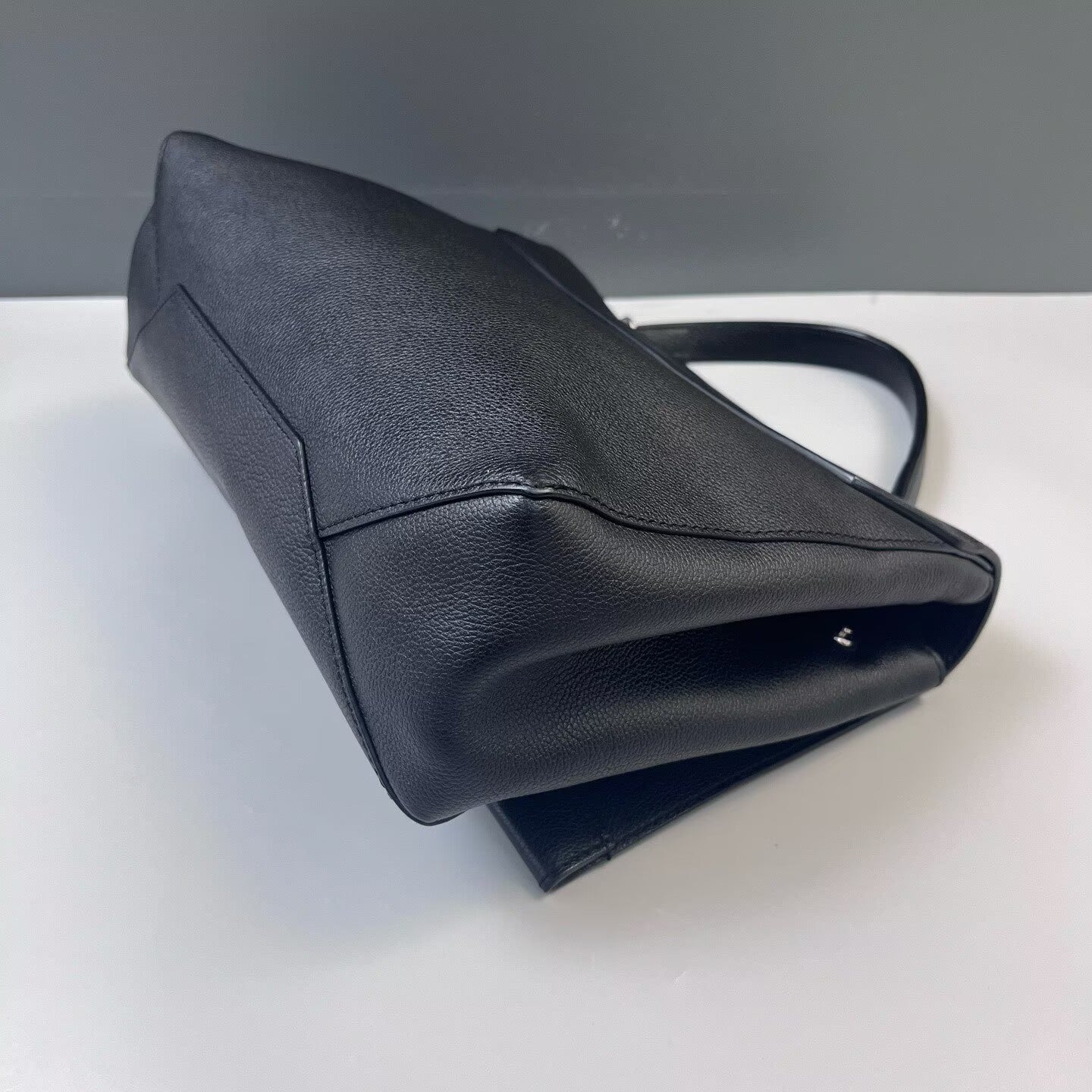 Louis Vuitton - Mylockme - Grained calfskin leather - Black - (medium)