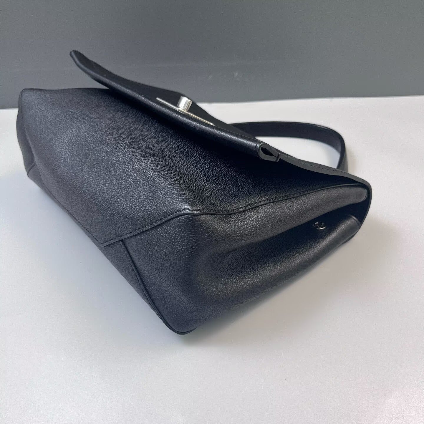 Louis Vuitton - Mylockme - Grained calfskin leather - Black - (medium)