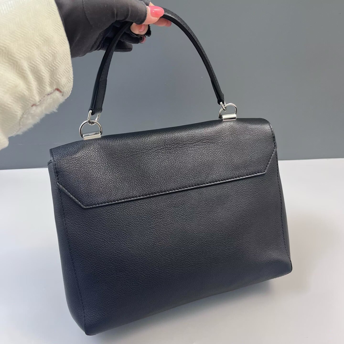 Louis Vuitton - Mylockme - Grained calfskin leather - Black - (medium)