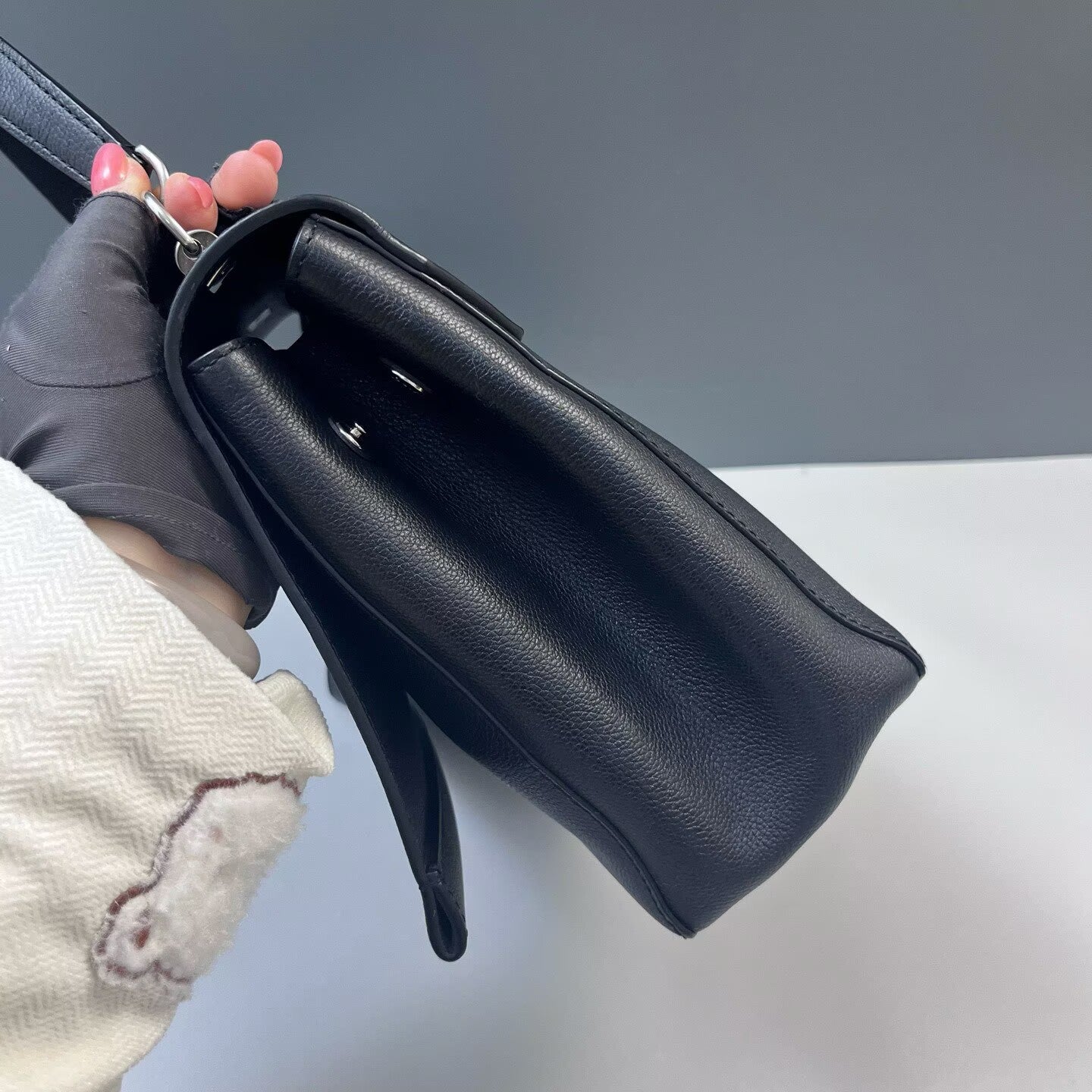 Louis Vuitton - Mylockme - Grained calfskin leather - Black - (medium)