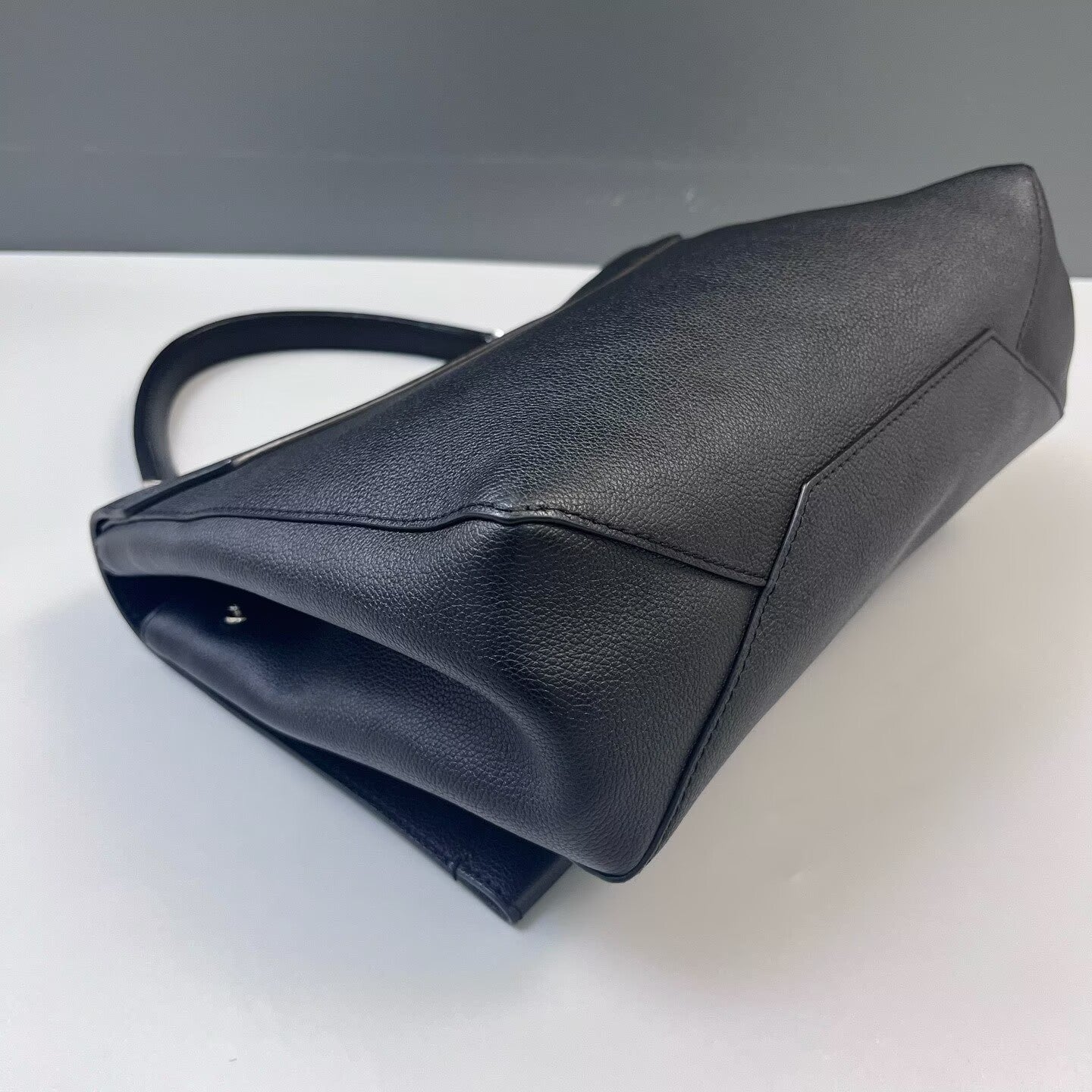 Louis Vuitton - Mylockme - Grained calfskin leather - Black - (medium)