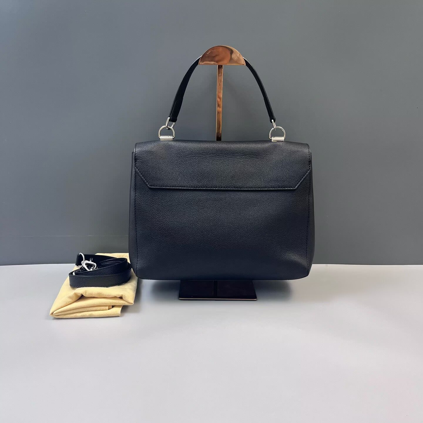 Louis Vuitton - Mylockme - Grained calfskin leather - Black - (medium)