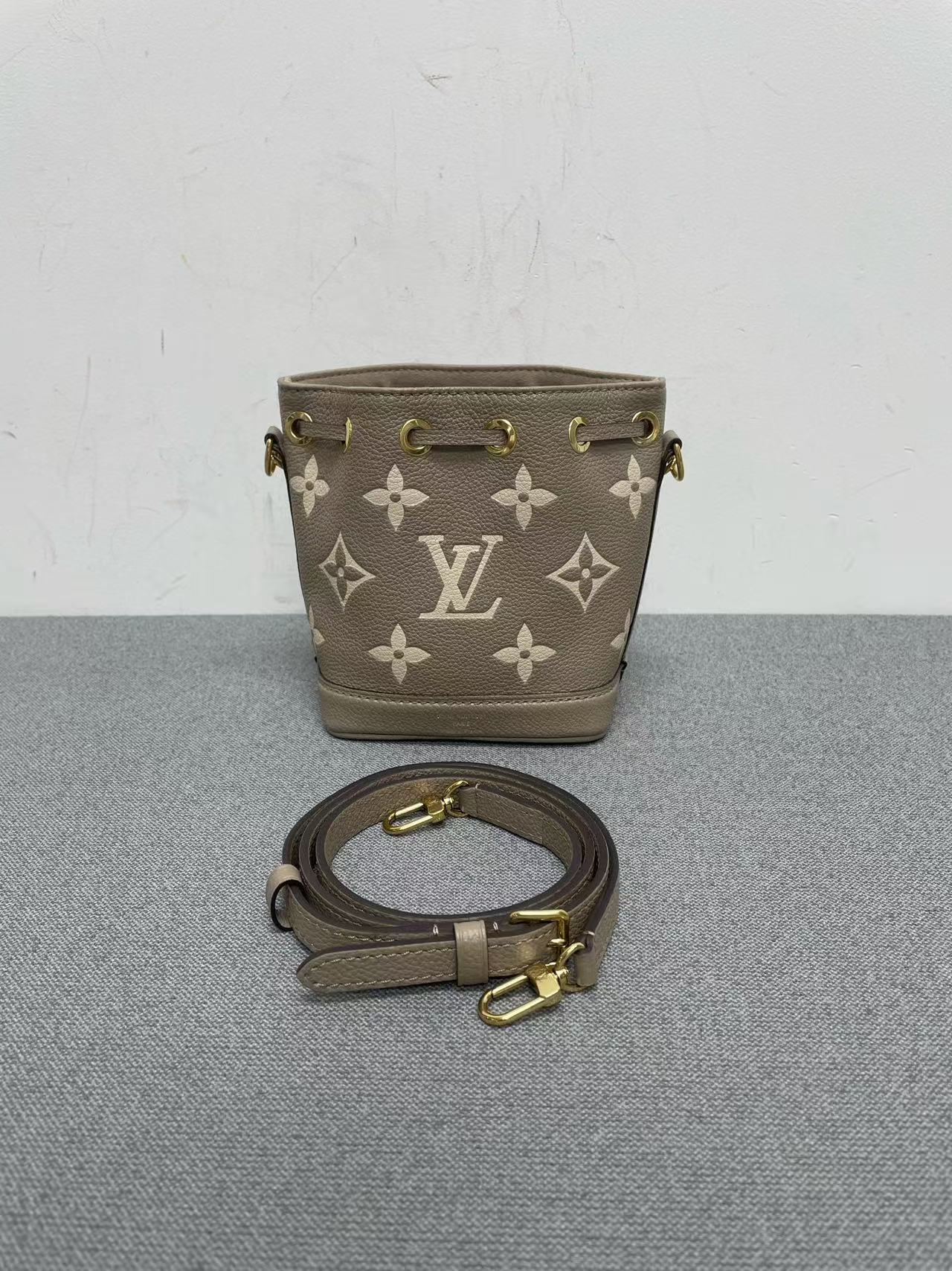 Louis Vuitton - Nano Noé - Grained leather - Grey - (mini)