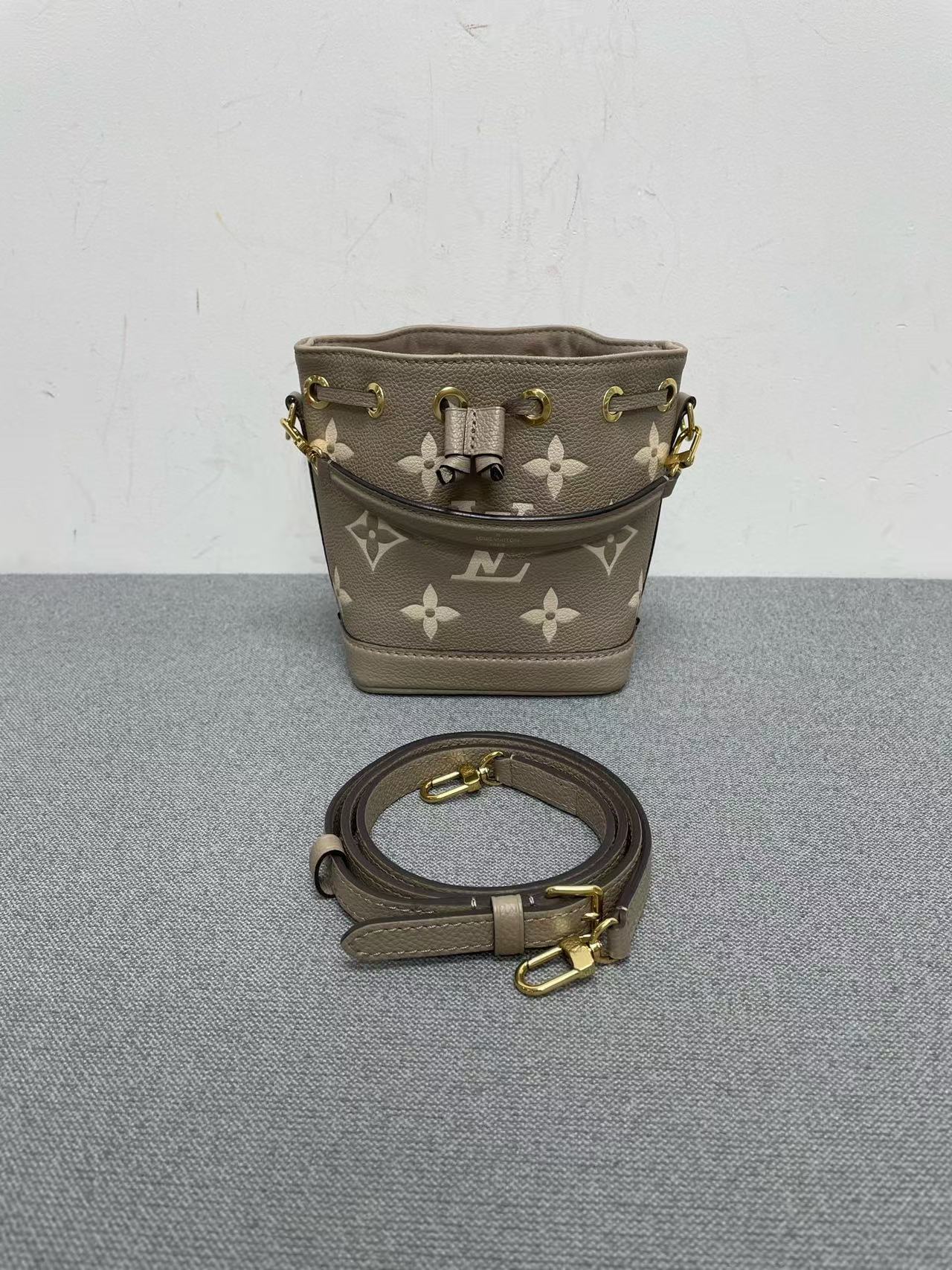 Louis Vuitton - Nano Noé - Grained leather - Grey - (mini)