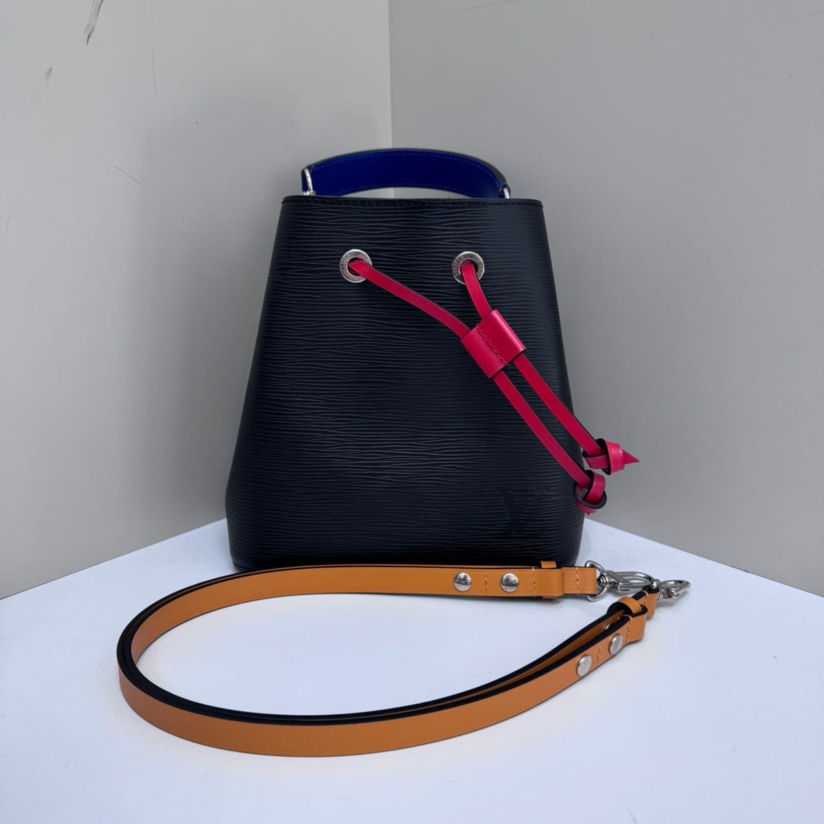 Louis Vuitton - Neo Noe BB - Leather - Black - (BB)