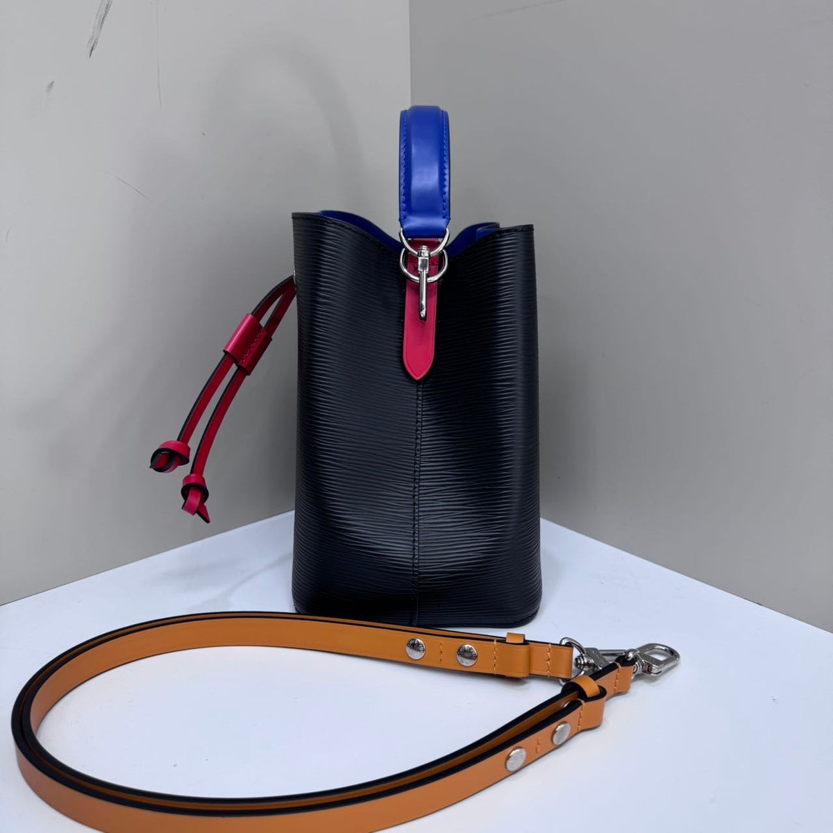 Louis Vuitton - Neo Noe BB - Leather - Black - (BB)