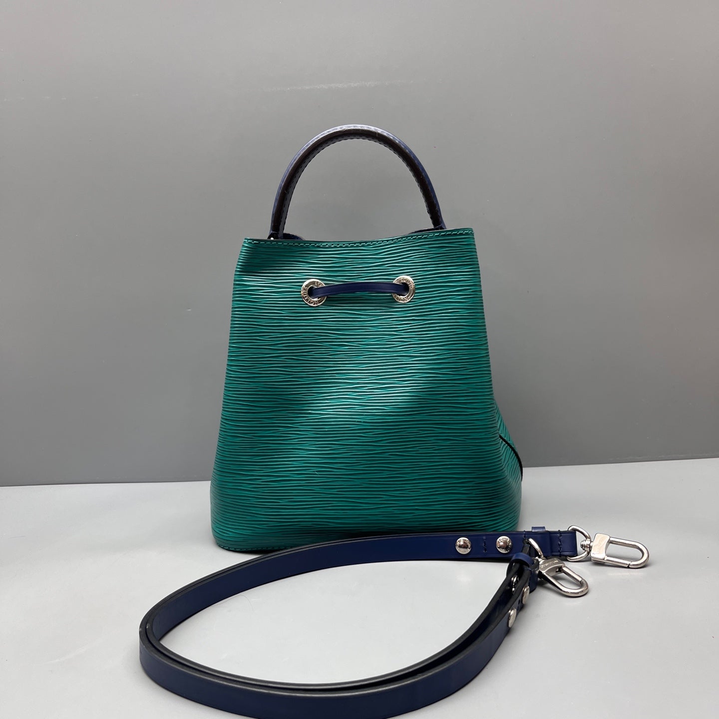 Louis Vuitton - Neonoe BB Bucket Bag - Epi leather - Green with Navy Blue Accents - (mini)