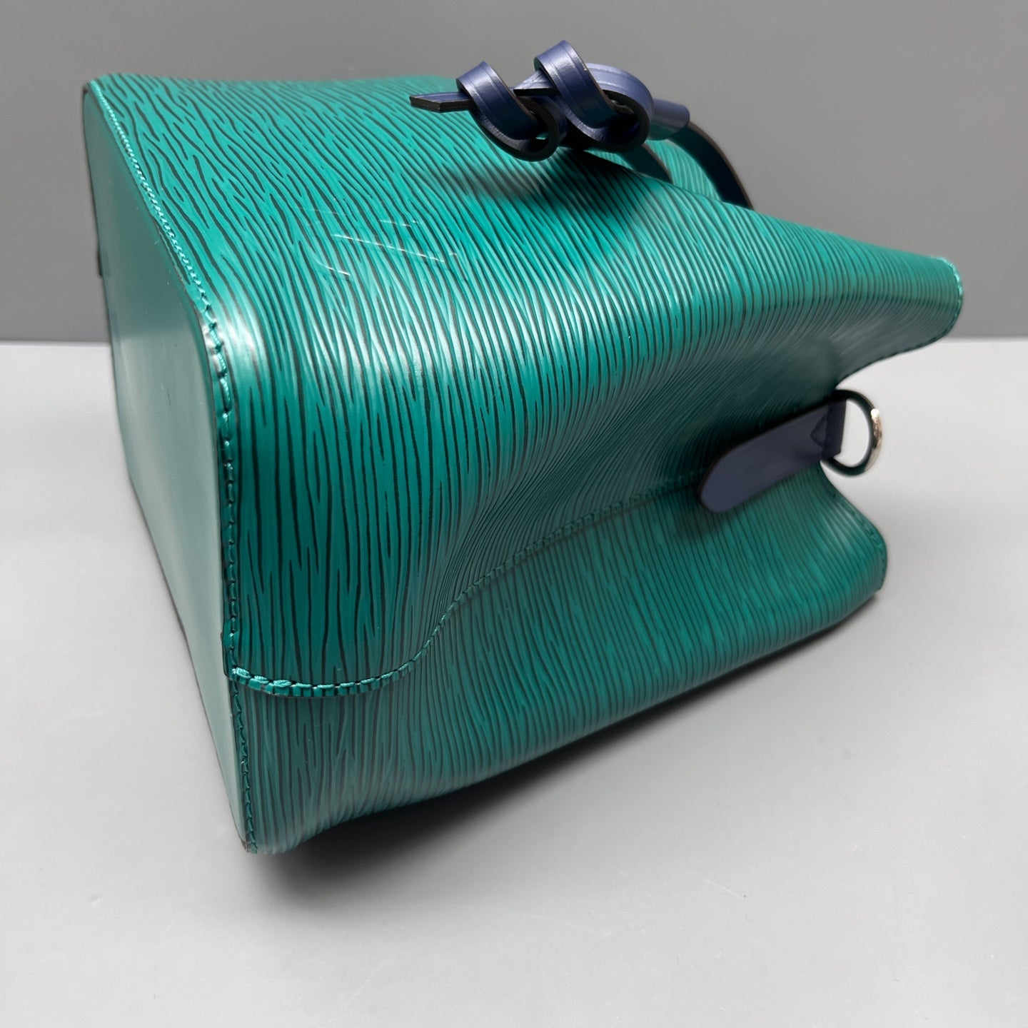 Louis Vuitton - Neonoe BB Bucket Bag - Epi leather - Green with Navy Blue Accents - (mini)