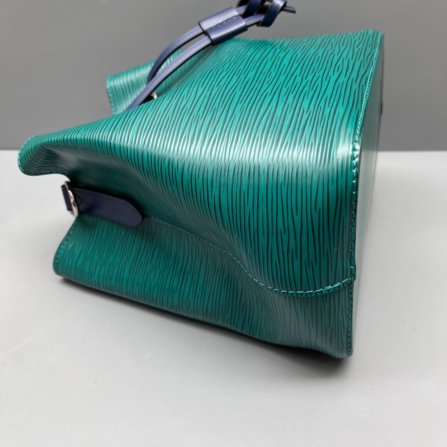 Louis Vuitton - Neonoe BB Bucket Bag - Epi leather - Green with Navy Blue Accents - (mini)