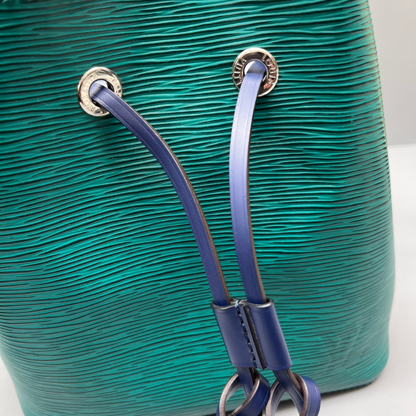 Louis Vuitton - Neonoe BB Bucket Bag - Epi leather - Green with Navy Blue Accents - (mini)