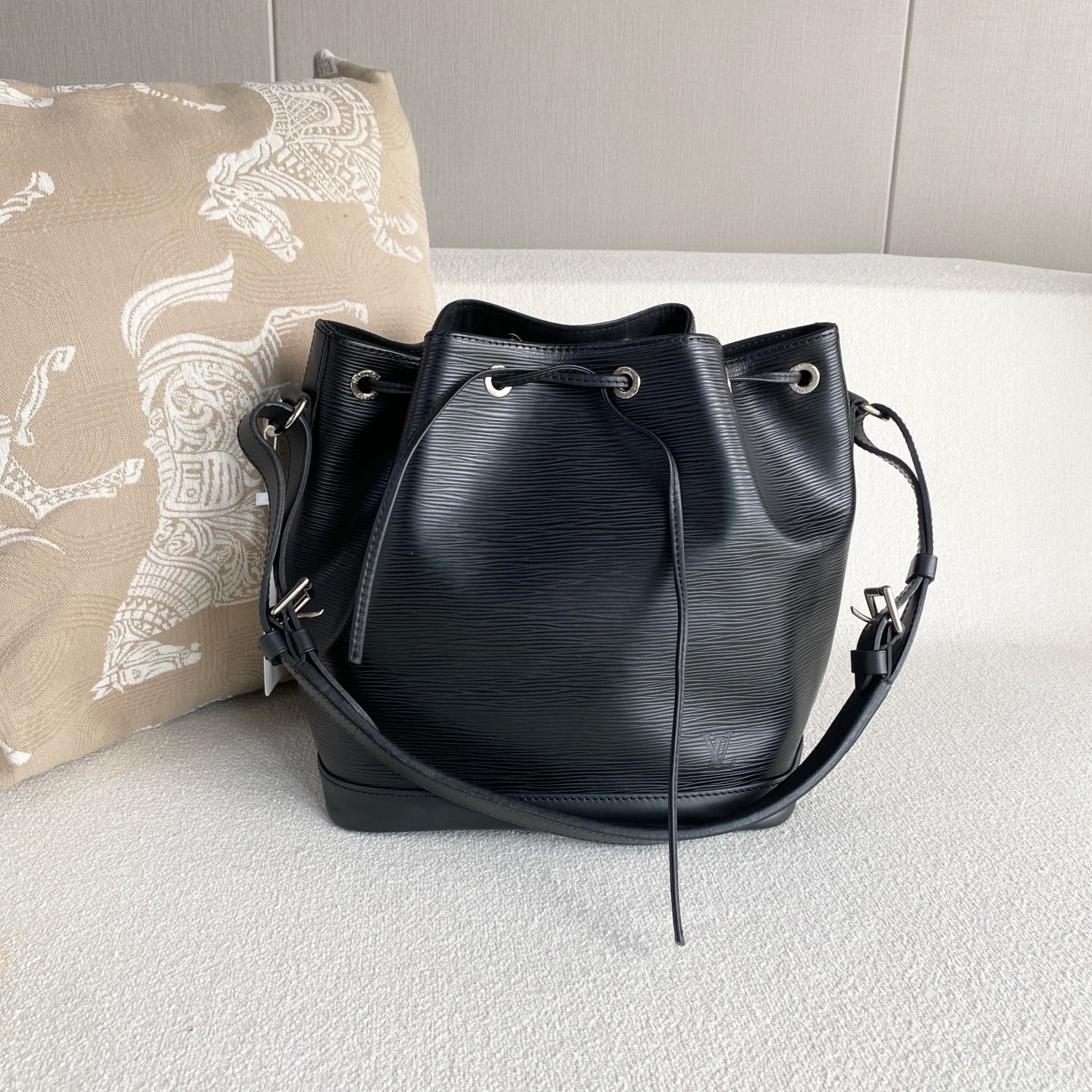 Louis Vuitton - Neonoe - Leather - Black - (medium)