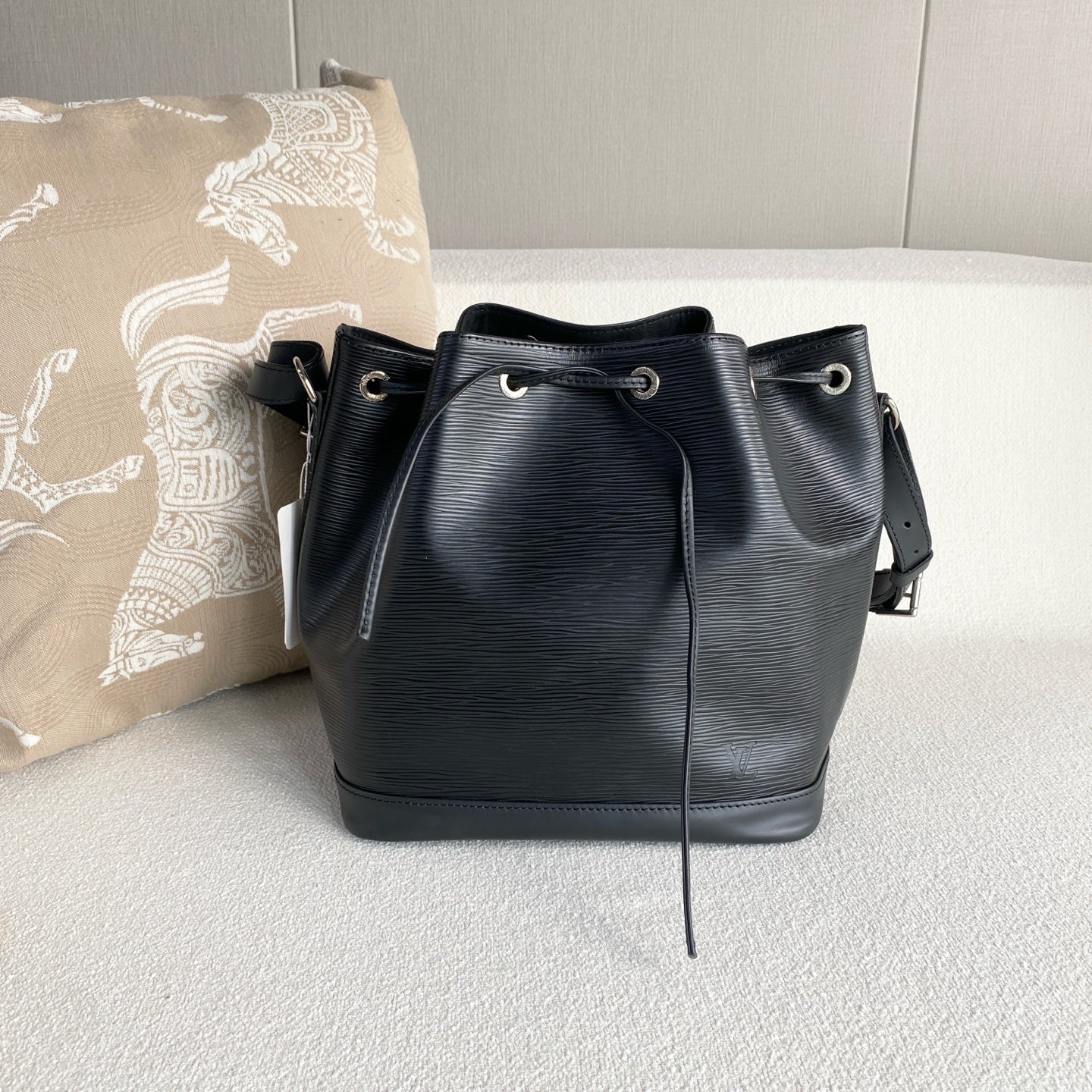 Louis Vuitton - Neonoe - Leather - Black - (medium)