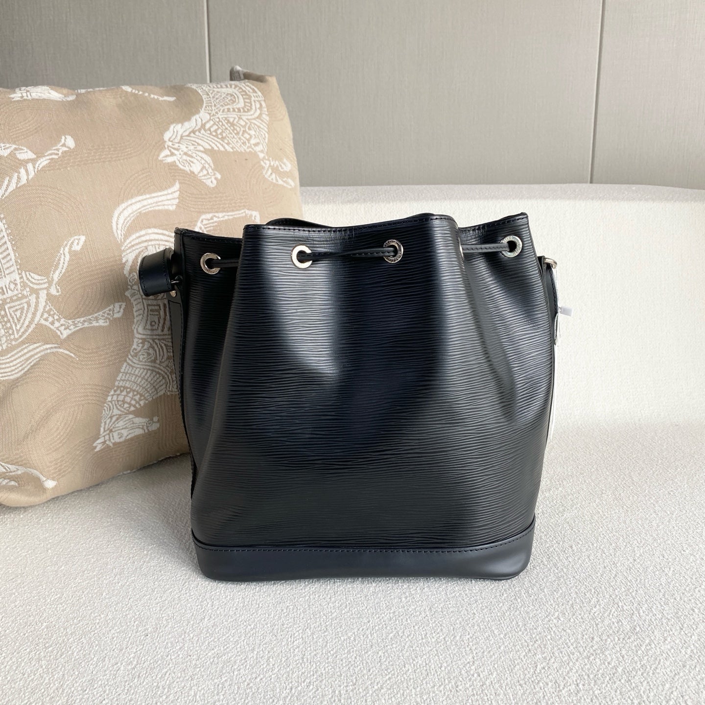 Louis Vuitton - Neonoe - Leather - Black - (medium)