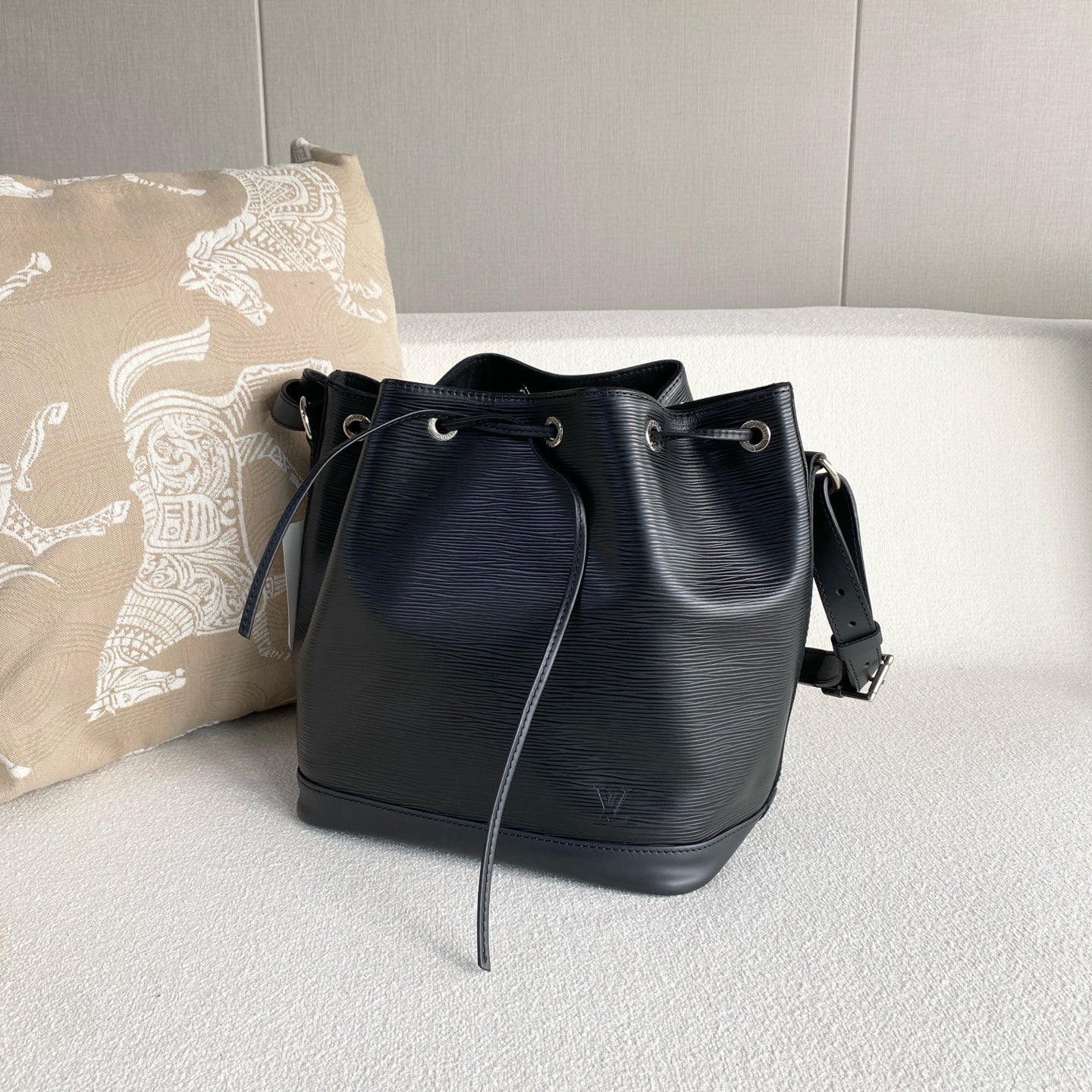 Louis Vuitton - Neonoe - Leather - Black - (medium)