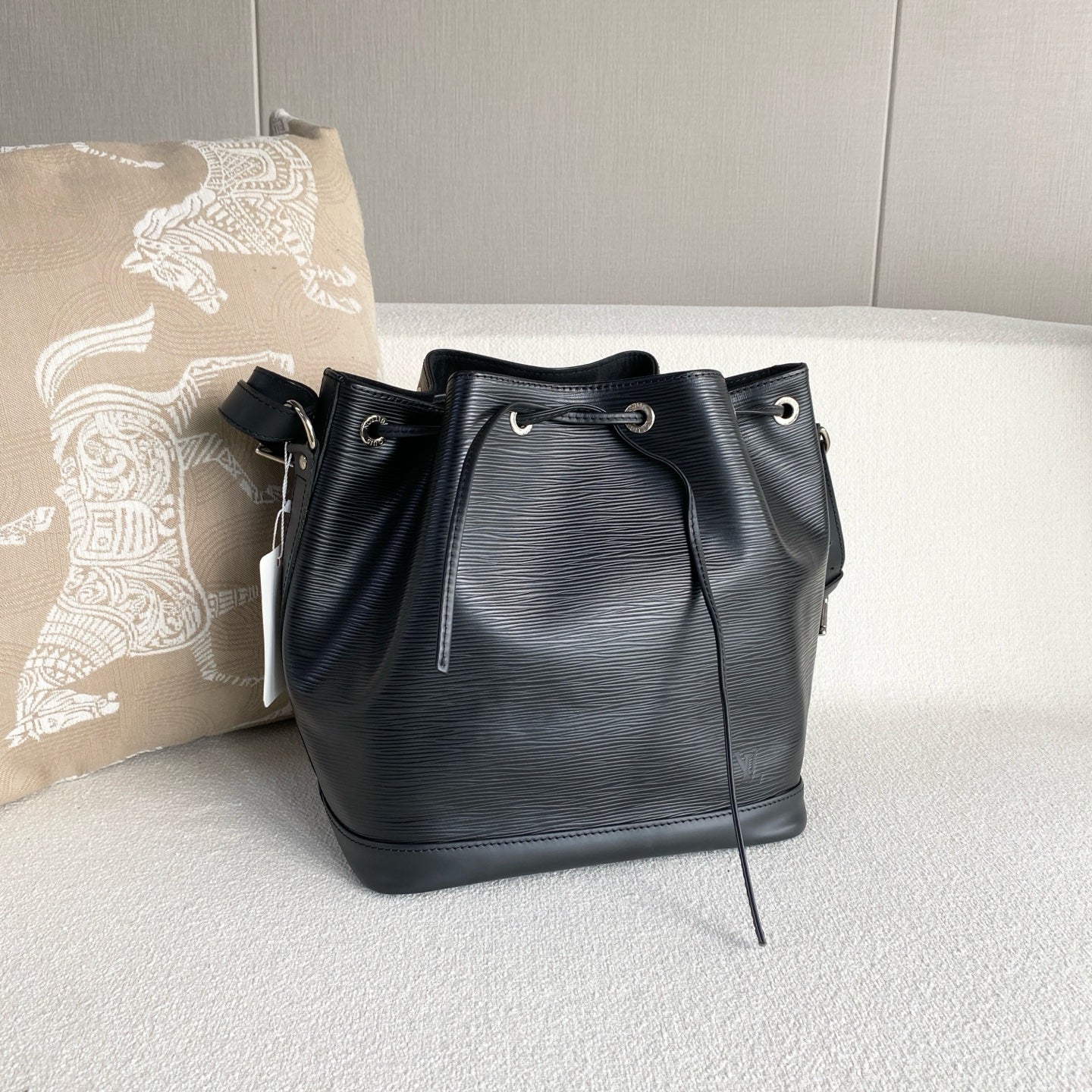 Louis Vuitton - Neonoe - Leather - Black - (medium)