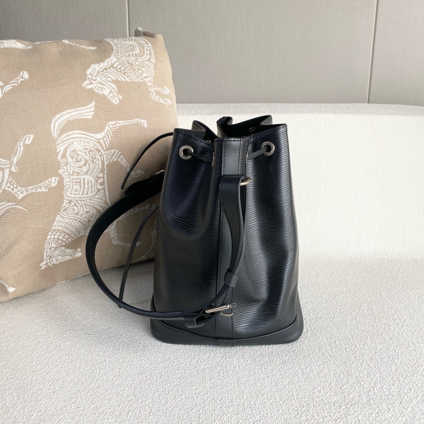 Louis Vuitton - Neonoe - Leather - Black - (medium)