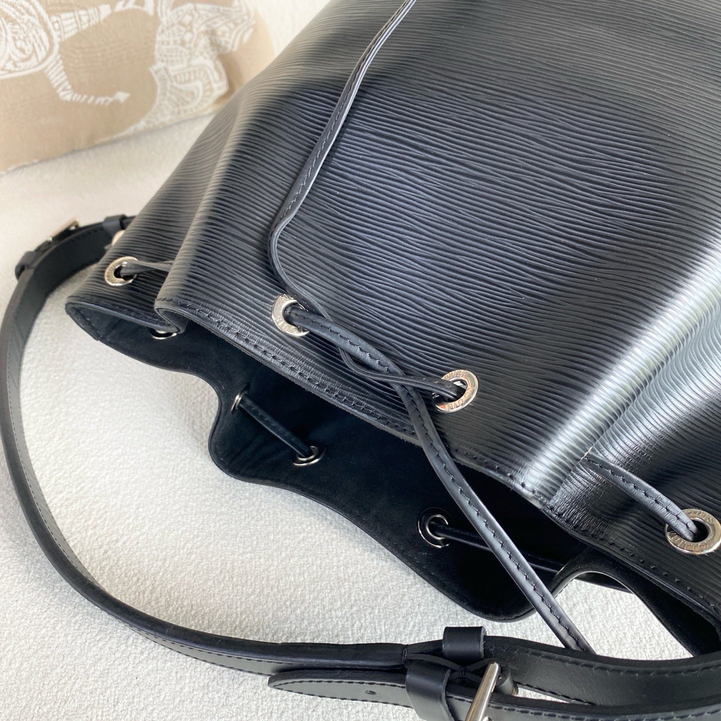 Louis Vuitton - Neonoe - Leather - Black - (medium)