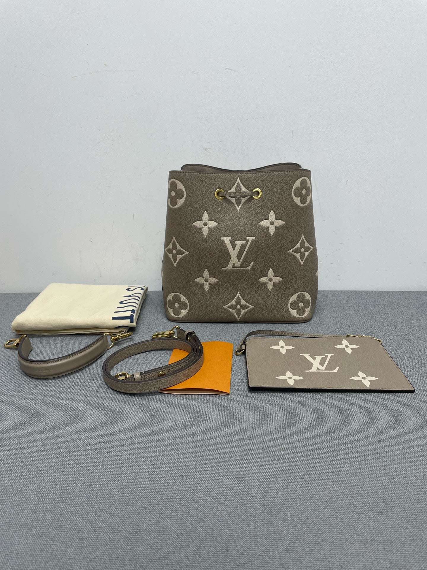 Louis Vuitton - NéoNoé - Leather - Grey - (medium)