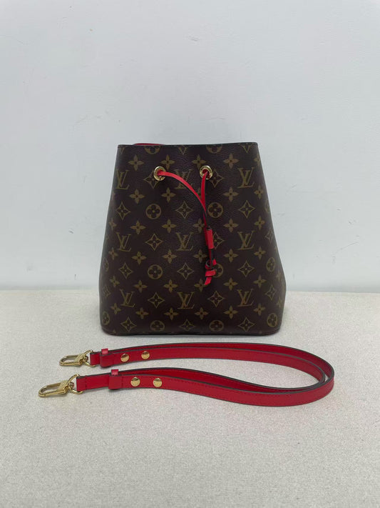 Louis Vuitton - NeoNoe MM - Monogram coated canvas with leather trim - Brown with Red accents - (Medium)