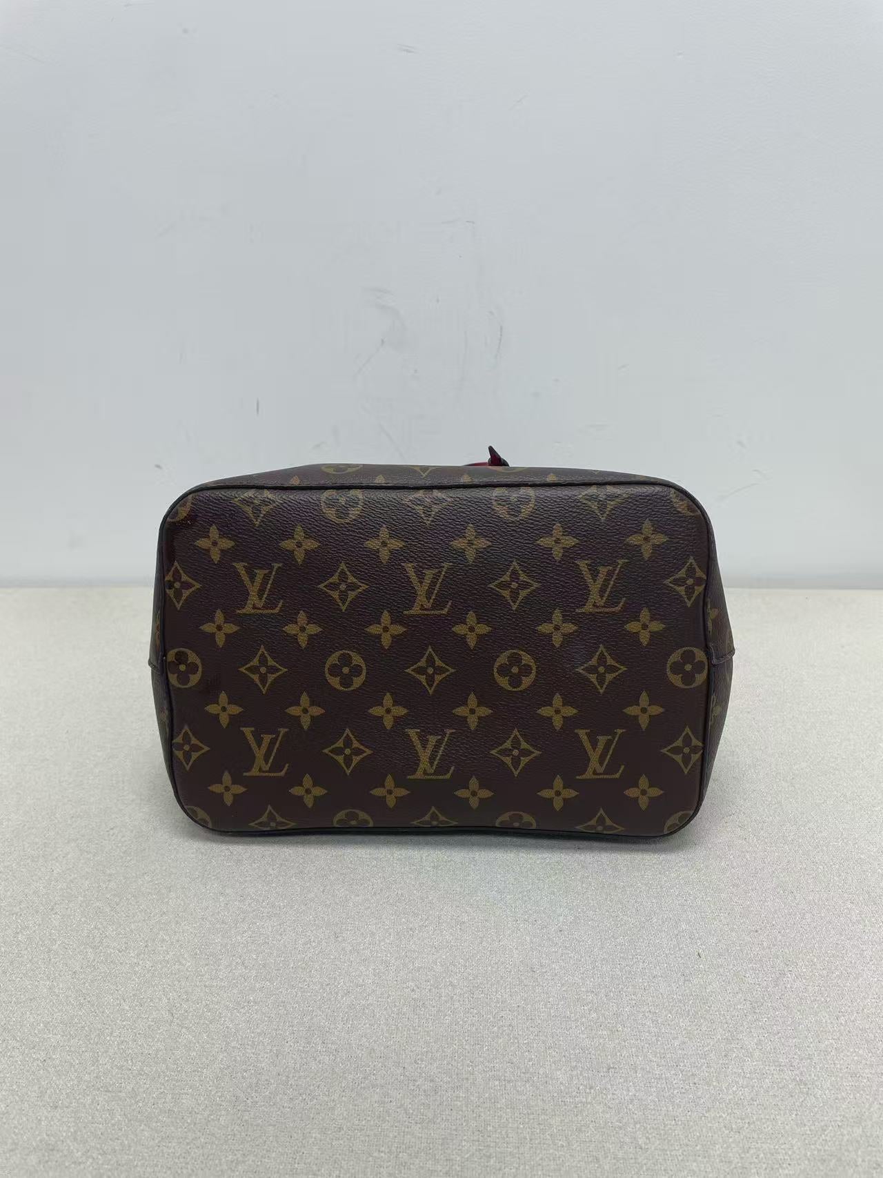 Louis Vuitton - NeoNoe MM - Monogram coated canvas with leather trim - Brown with Red accents - (Medium)