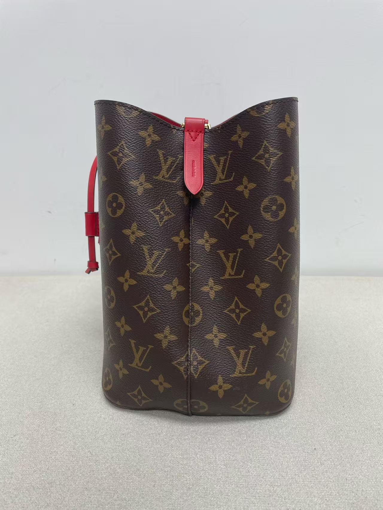 Louis Vuitton - NeoNoe MM - Monogram coated canvas with leather trim - Brown with Red accents - (Medium)
