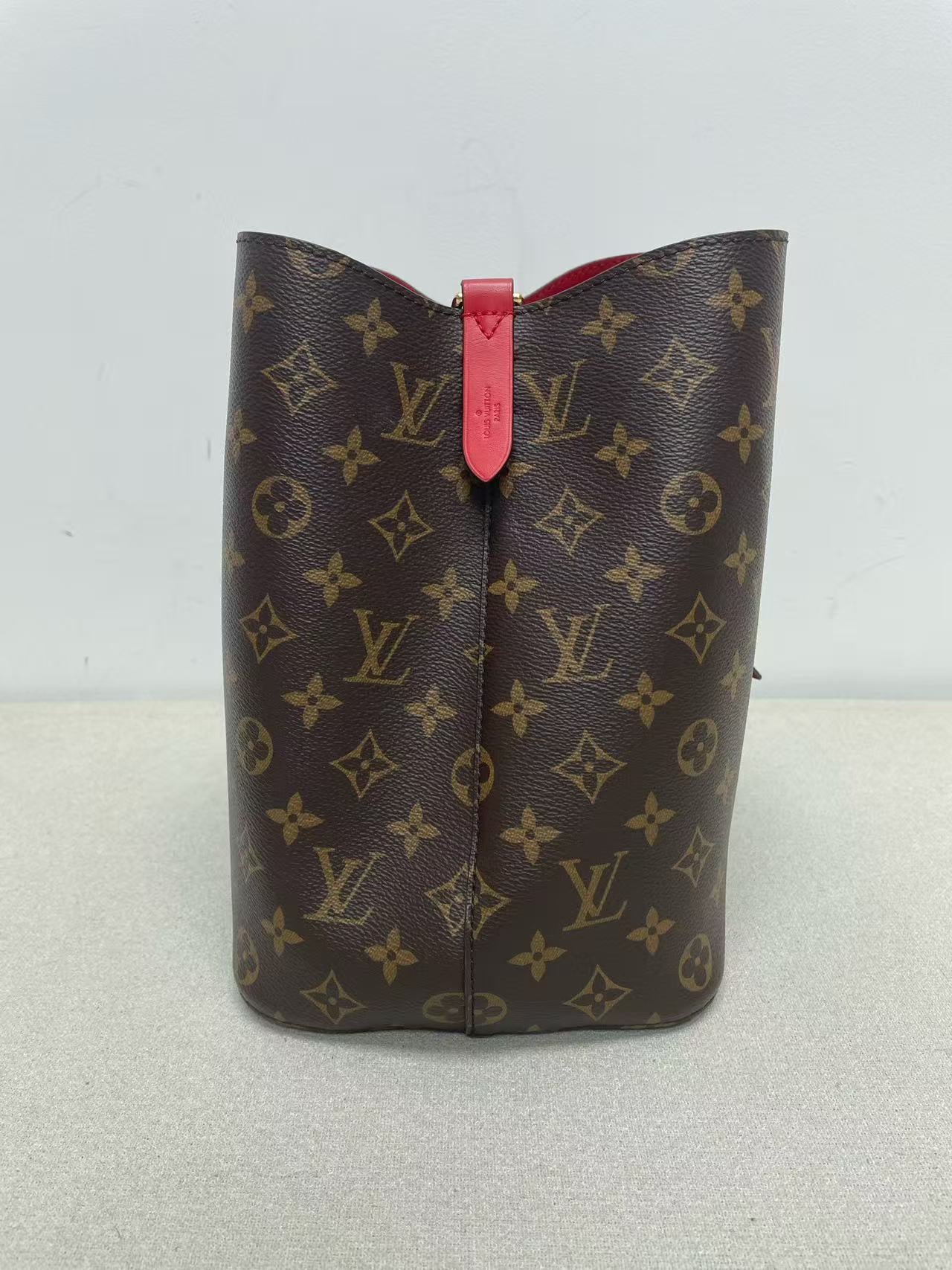Louis Vuitton - NeoNoe MM - Monogram coated canvas with leather trim - Brown with Red accents - (Medium)