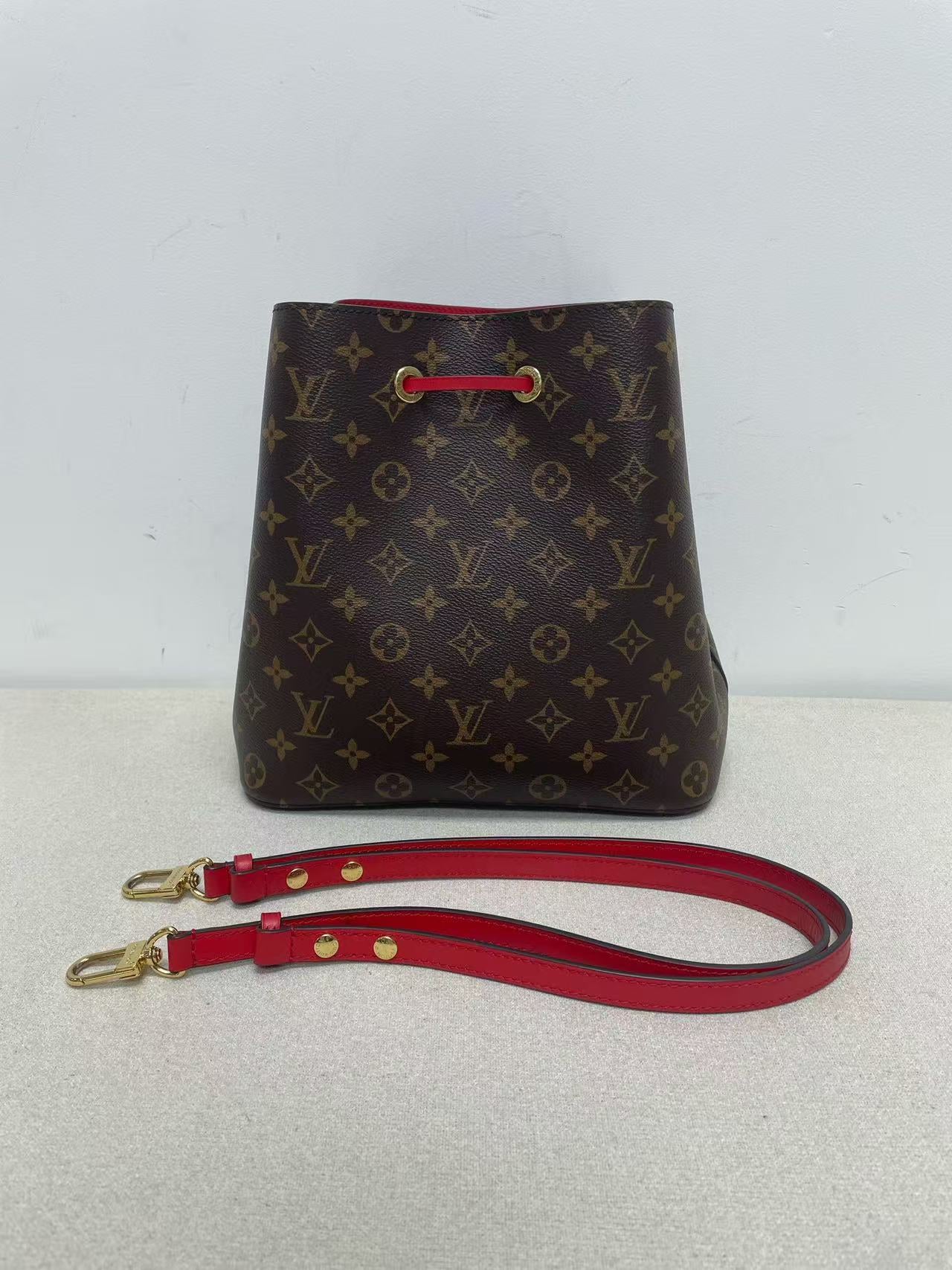 Louis Vuitton - NeoNoe MM - Monogram coated canvas with leather trim - Brown with Red accents - (Medium)