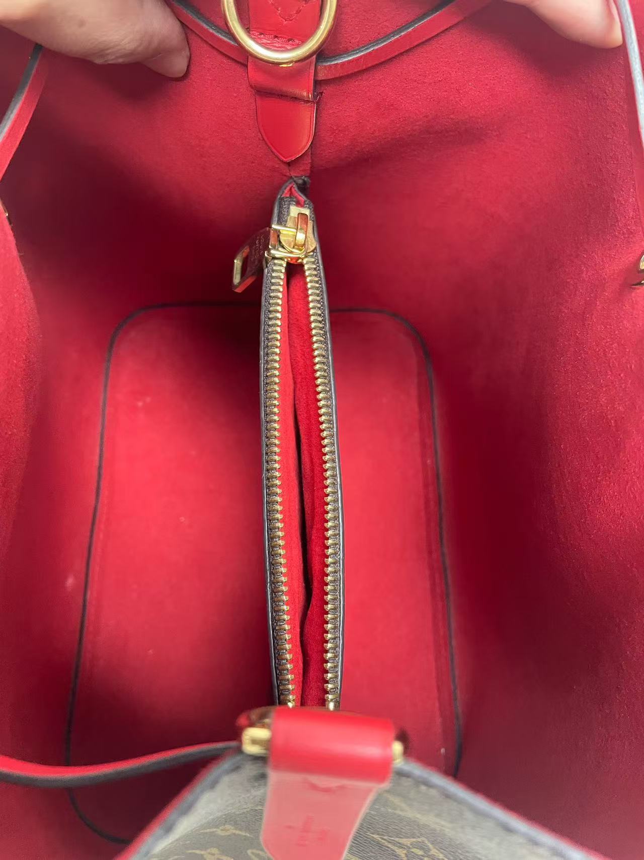 Louis Vuitton - NeoNoe MM - Monogram coated canvas with leather trim - Brown with Red accents - (Medium)