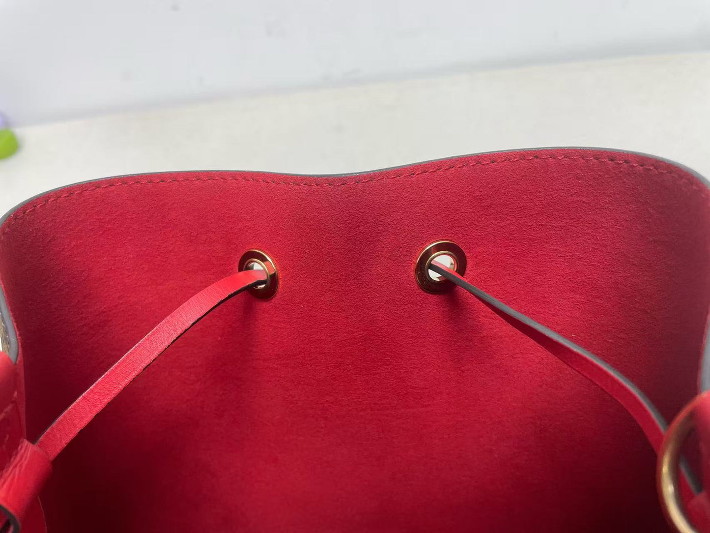 Louis Vuitton - NeoNoe MM - Monogram coated canvas with leather trim - Brown with Red accents - (Medium)