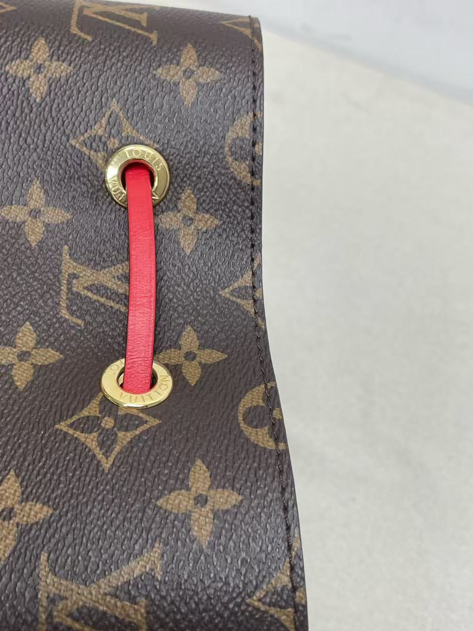 Louis Vuitton - NeoNoe MM - Monogram coated canvas with leather trim - Brown with Red accents - (Medium)