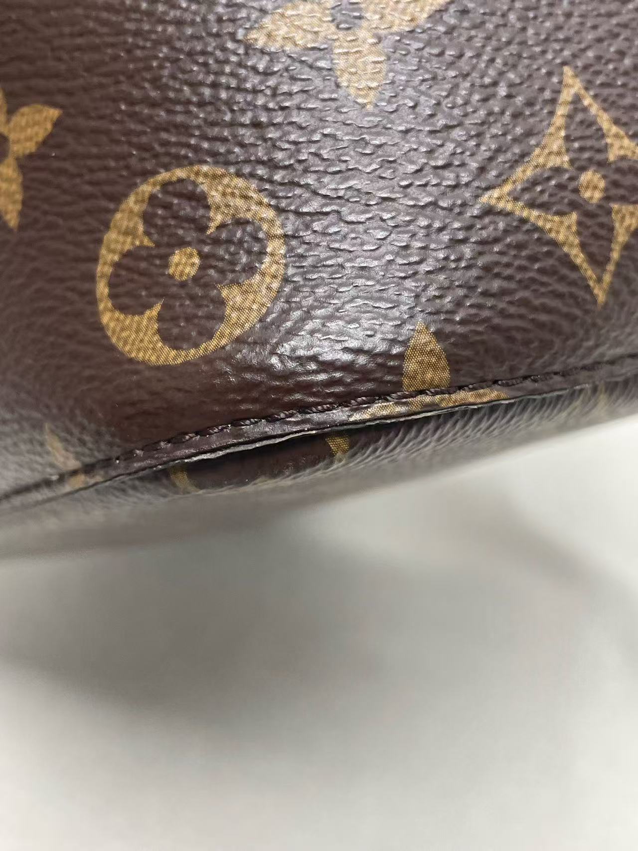 Louis Vuitton - NeoNoe MM - Monogram coated canvas with leather trim - Brown with Red accents - (Medium)