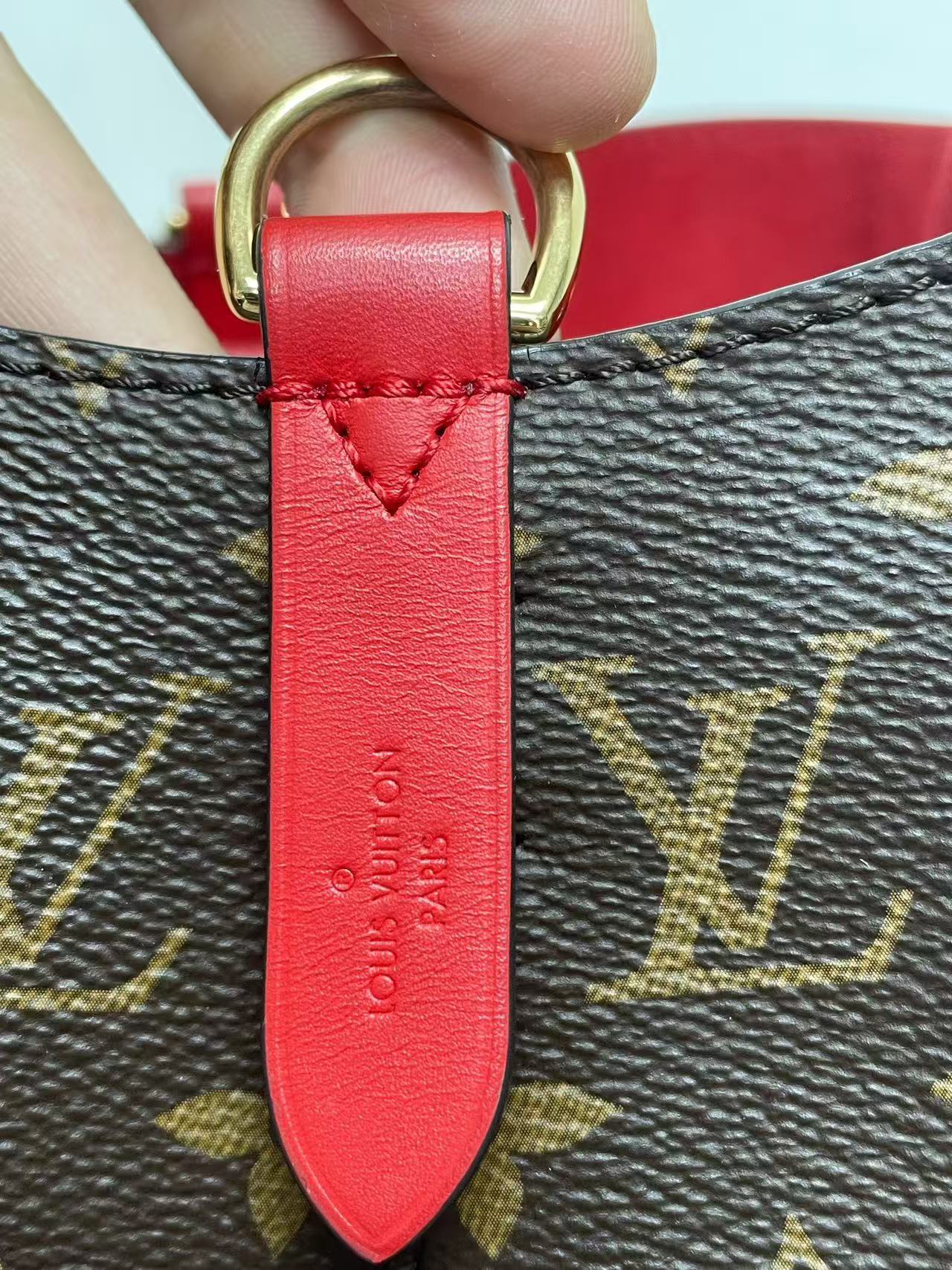 Louis Vuitton - NeoNoe MM - Monogram coated canvas with leather trim - Brown with Red accents - (Medium)