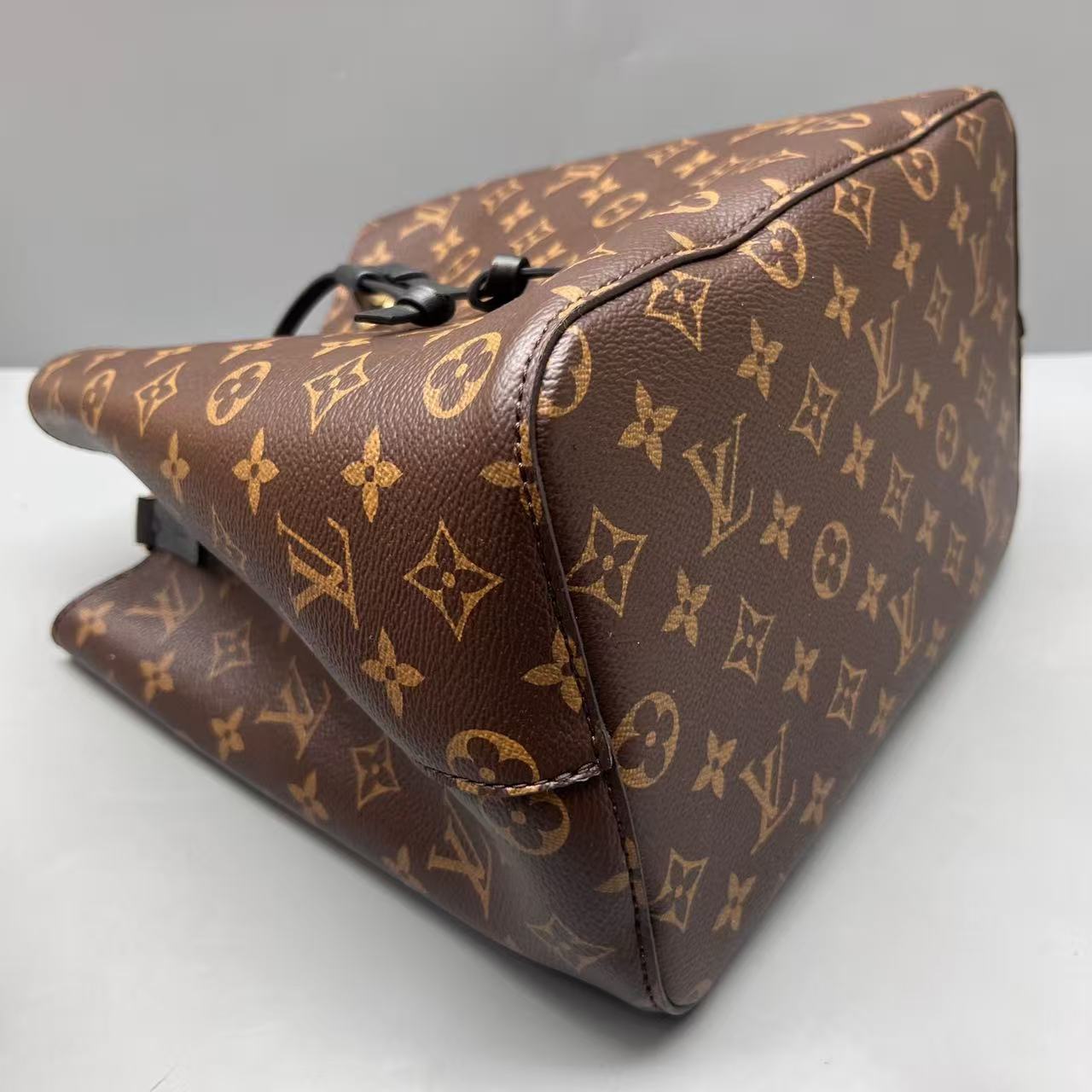 Louis Vuitton - NeoNoe - Monogram coated canvas with black leather trim - Brown with Black accents - (Medium)