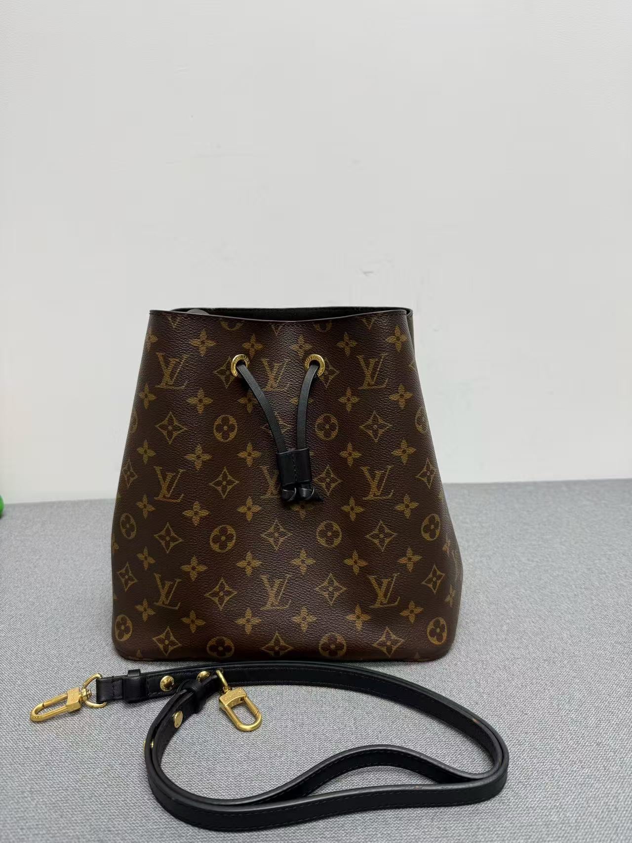 Louis Vuitton - NeoNoe - Monogram coated canvas with leather trim - Brown with black accents - (Medium)