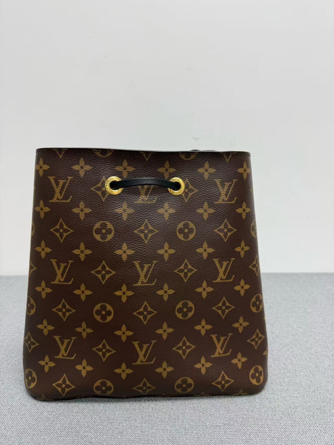 Louis Vuitton - NeoNoe - Monogram coated canvas with leather trim - Brown with black accents - (Medium)
