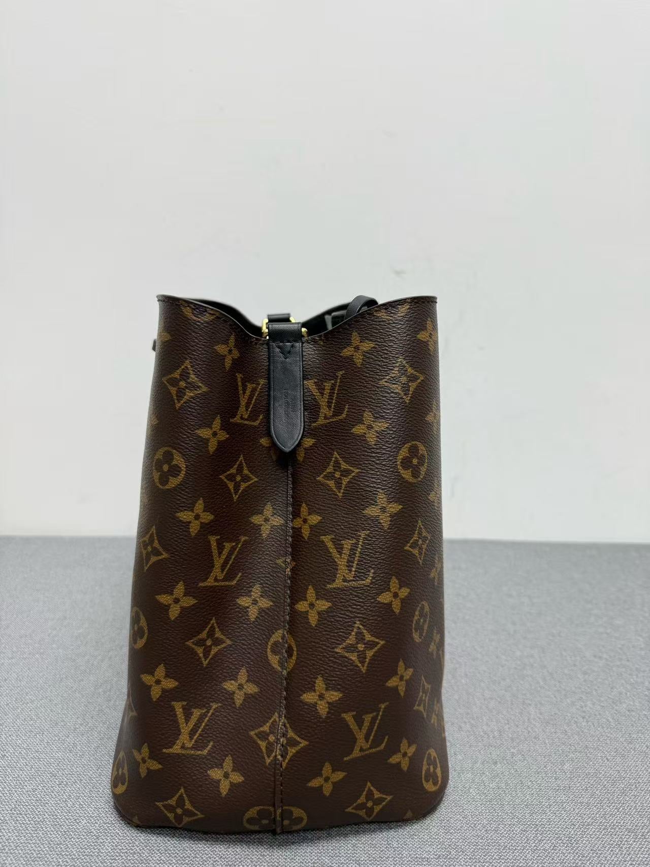 Louis Vuitton - NeoNoe - Monogram coated canvas with leather trim - Brown with black accents - (Medium)
