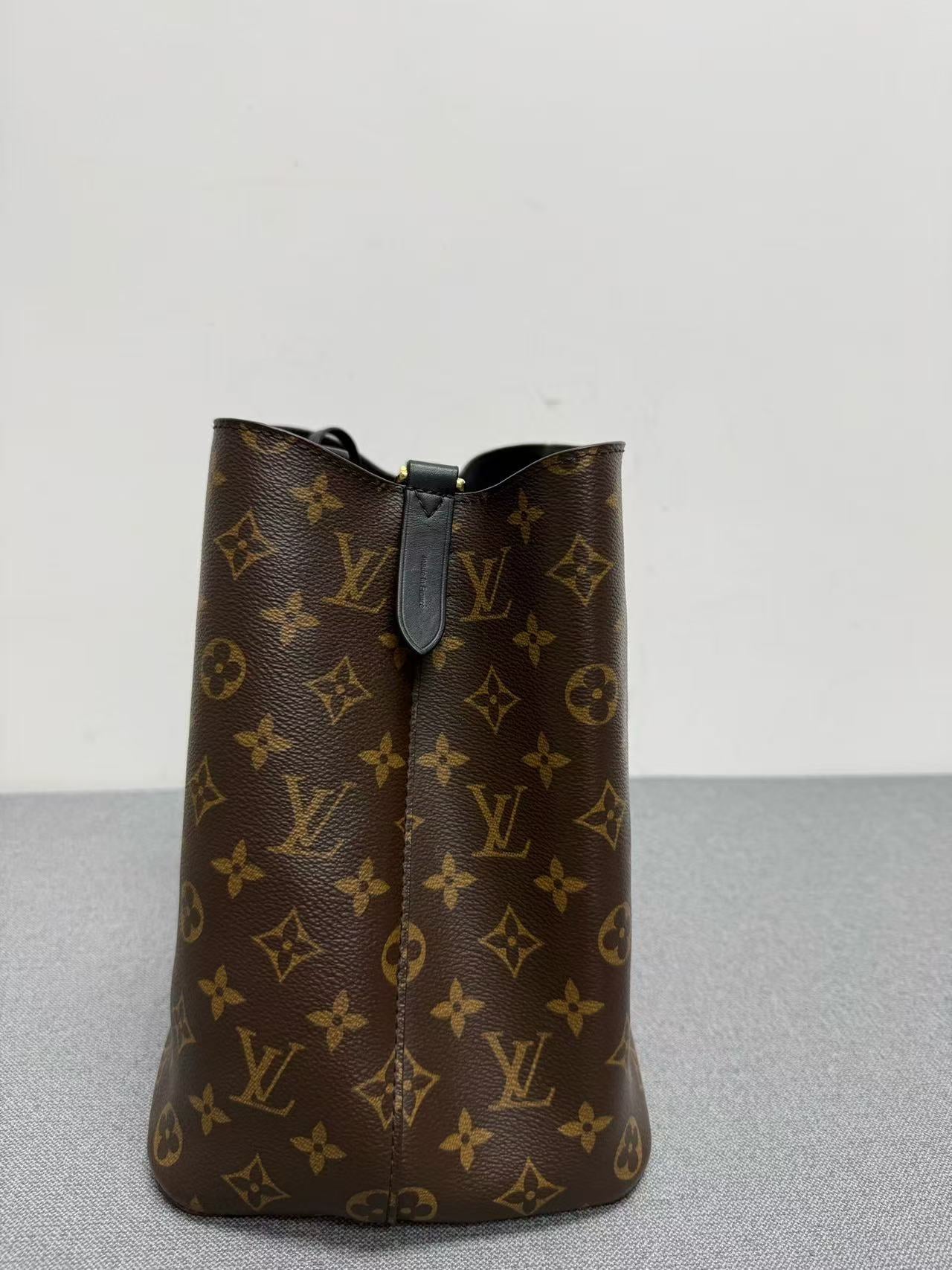 Louis Vuitton - NeoNoe - Monogram coated canvas with leather trim - Brown with black accents - (Medium)