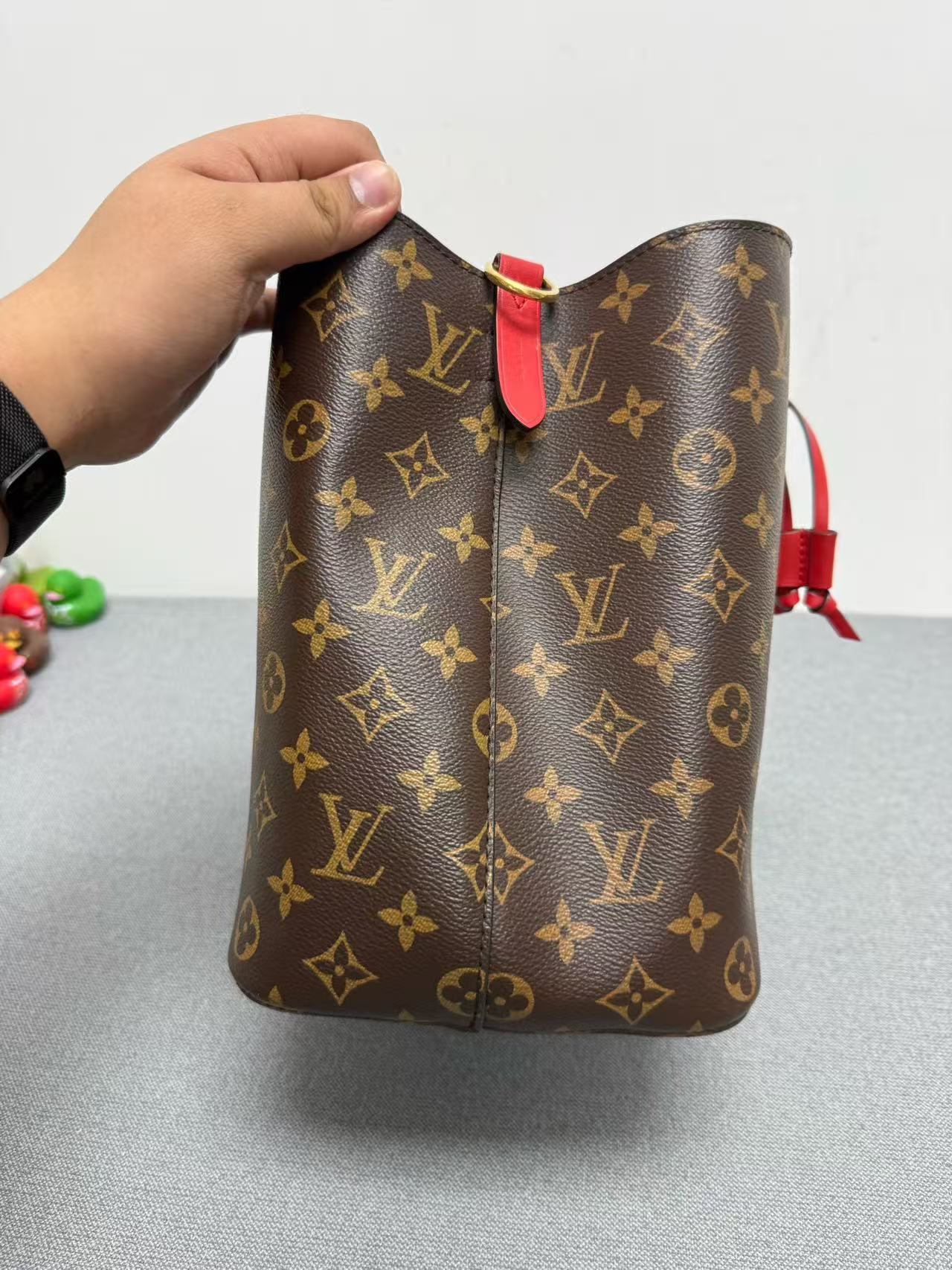Louis Vuitton - Neonoe - Monogram coated canvas with leather trim - Brown with Red accents - (medium)