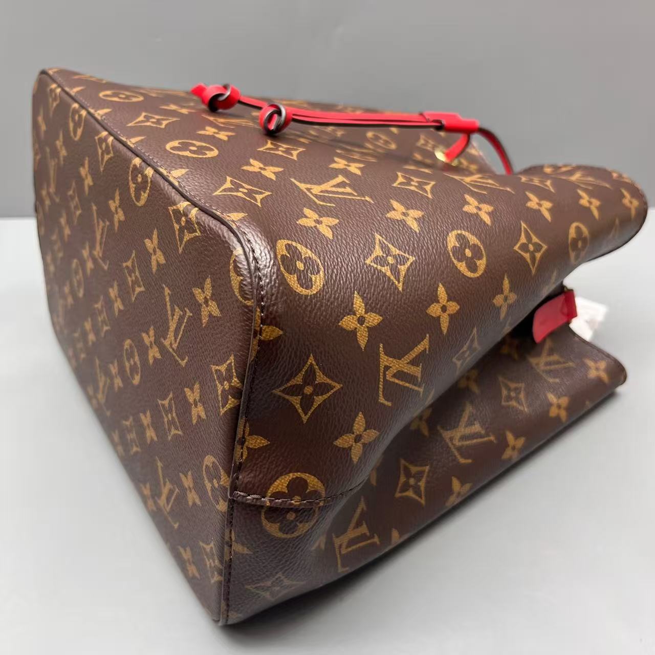 Louis Vuitton - Neonoe - Monogram coated canvas with leather trim - Brown with Red accents - (medium)