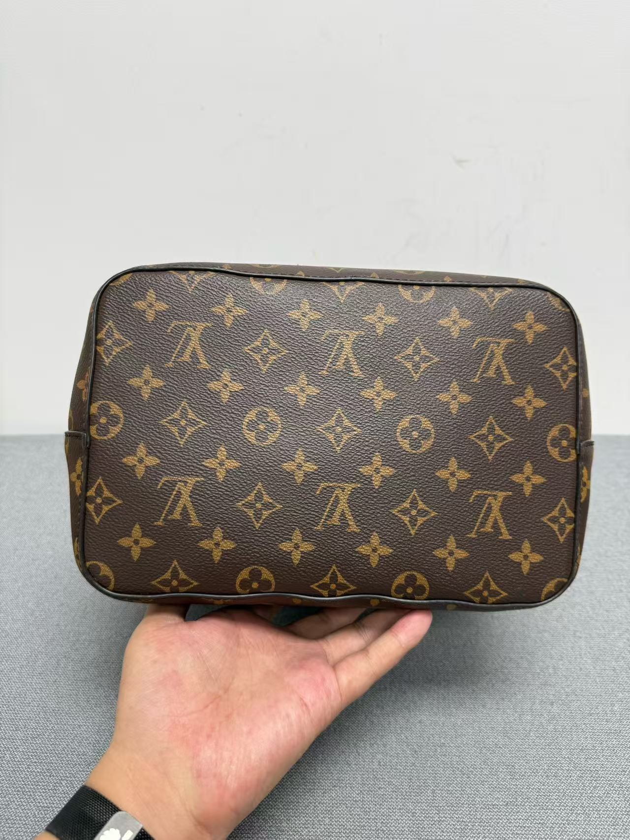 Louis Vuitton - Neonoe - Monogram coated canvas with leather trim - Brown with Red accents - (medium)